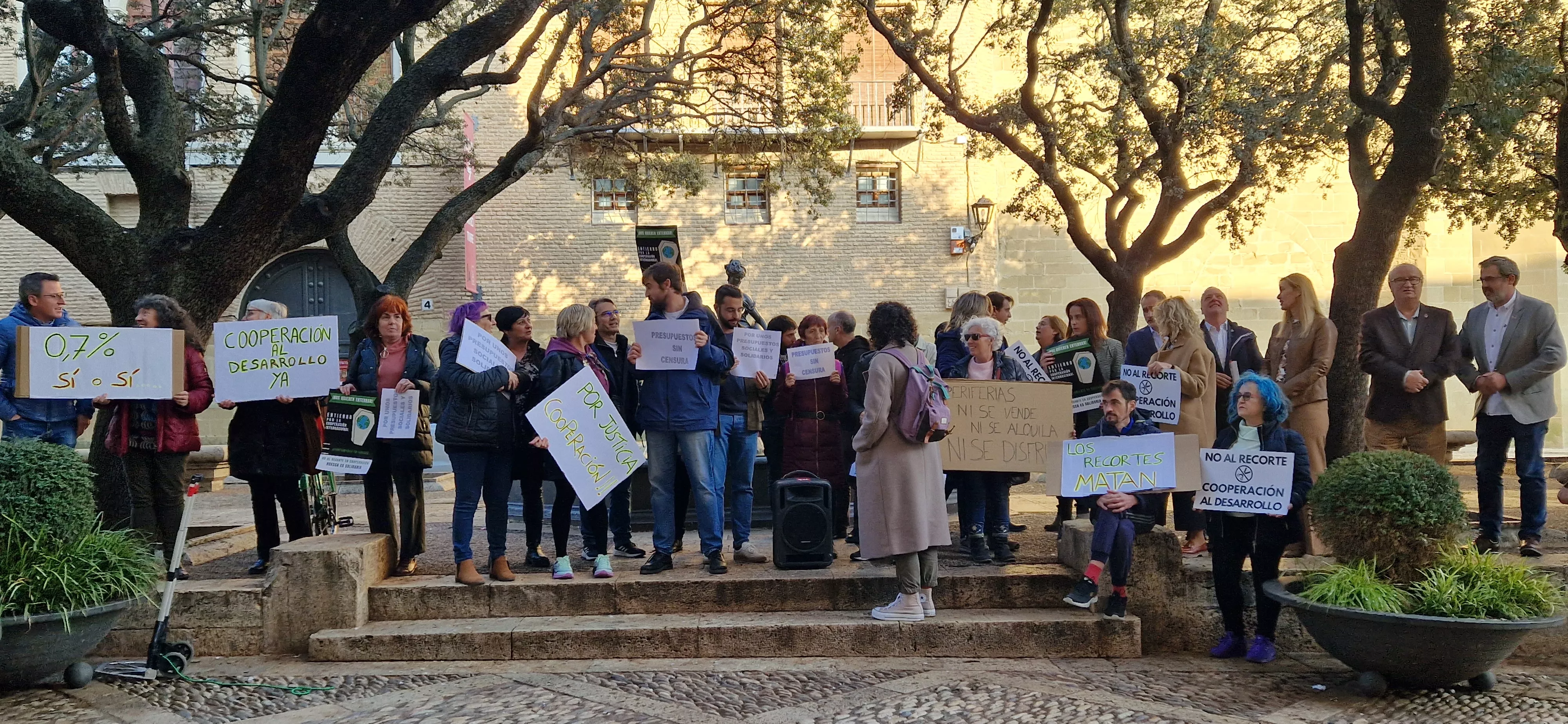 Concentración ciudadana ante el Ayuntamiento de Huesca. Foto Myriam Martínez