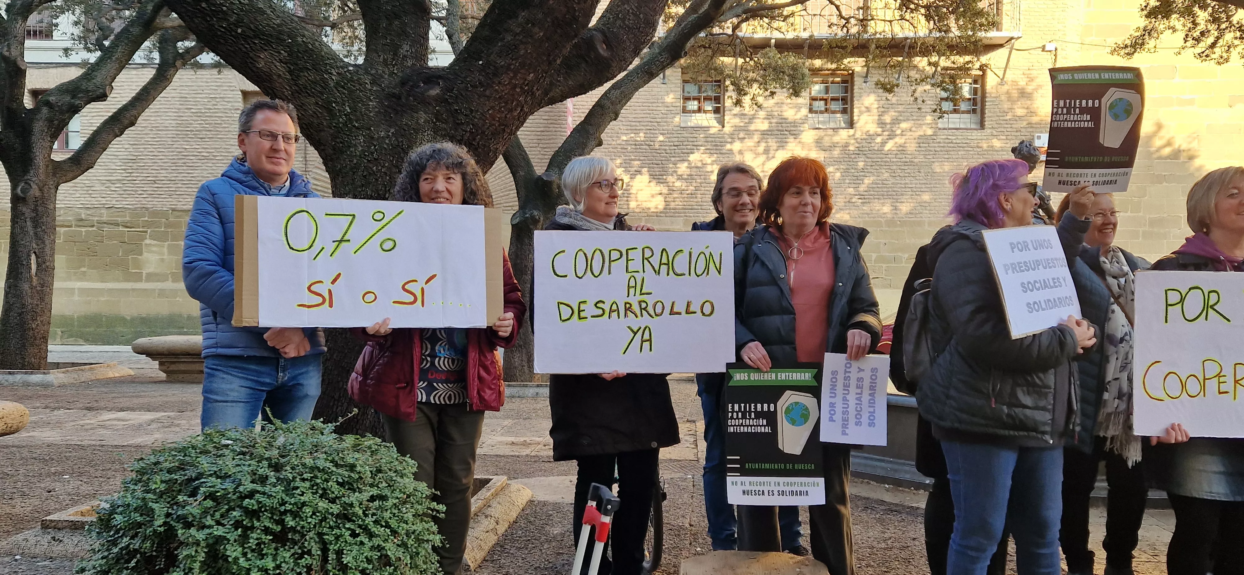 Concentración ciudadana ante el Ayuntamiento de Huesca. Foto Myriam Martínez
