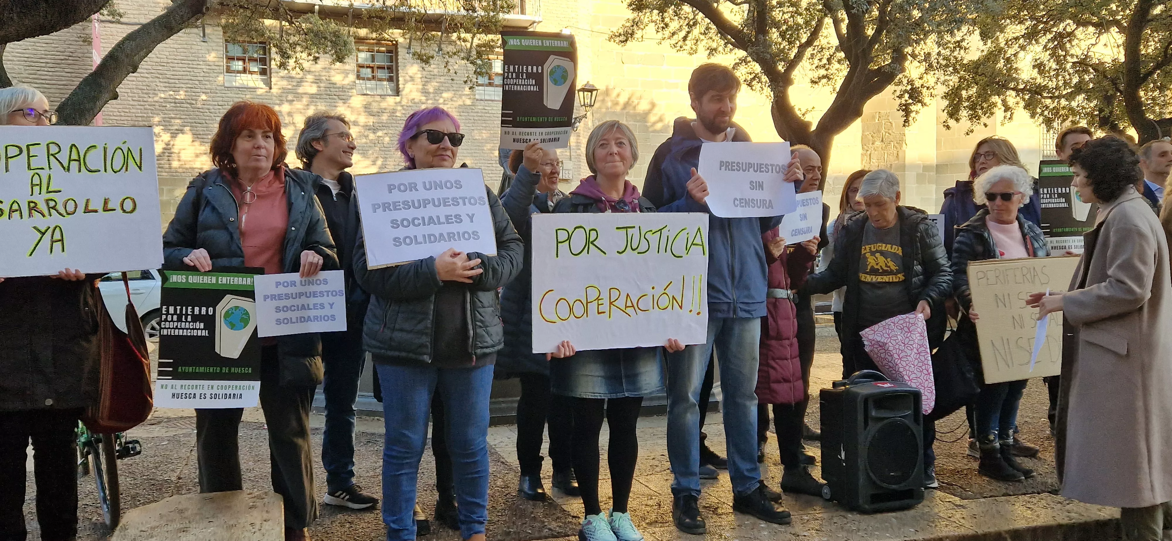 Concentración ciudadana ante el Ayuntamiento de Huesca. Foto Myriam Martínez