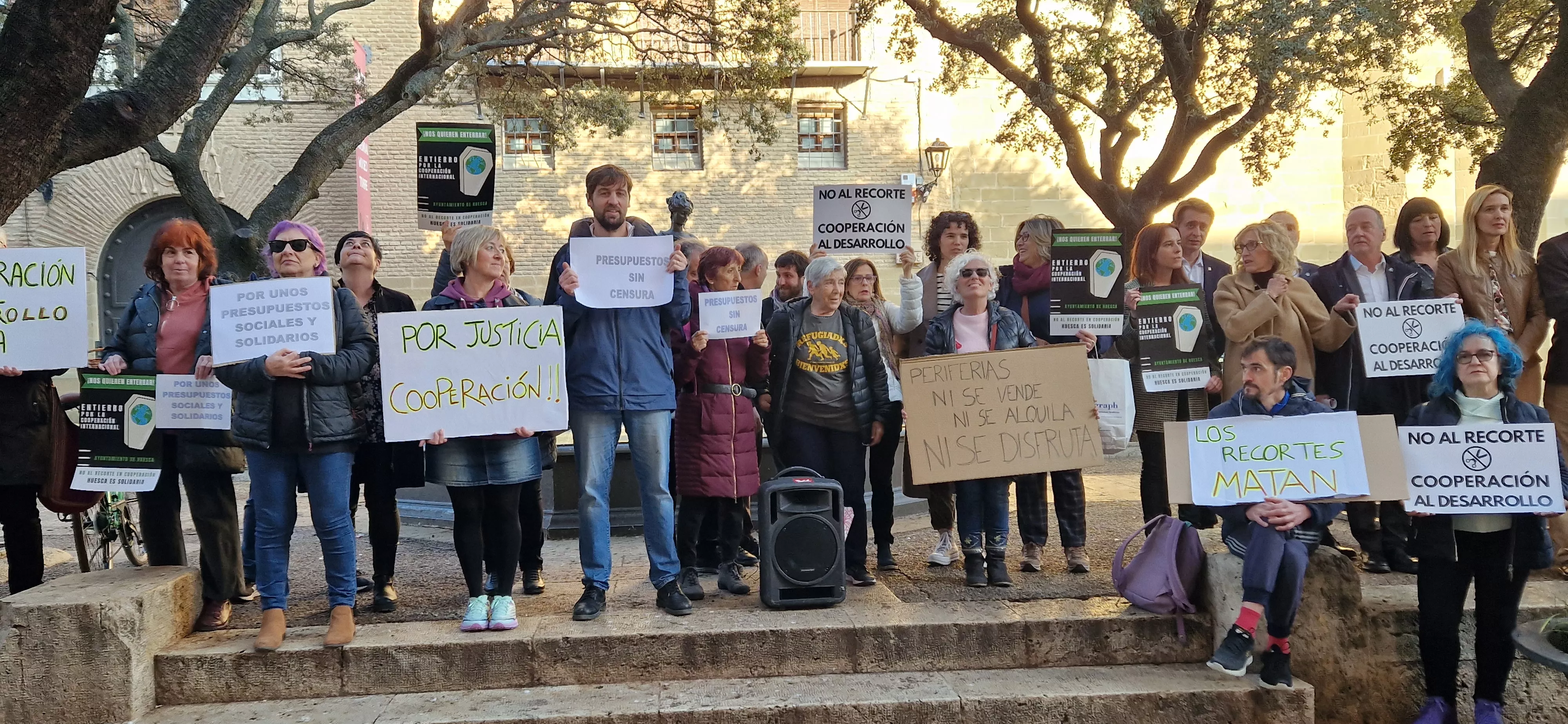 Concentración ciudadana ante el Ayuntamiento de Huesca. Foto Myriam Martínez