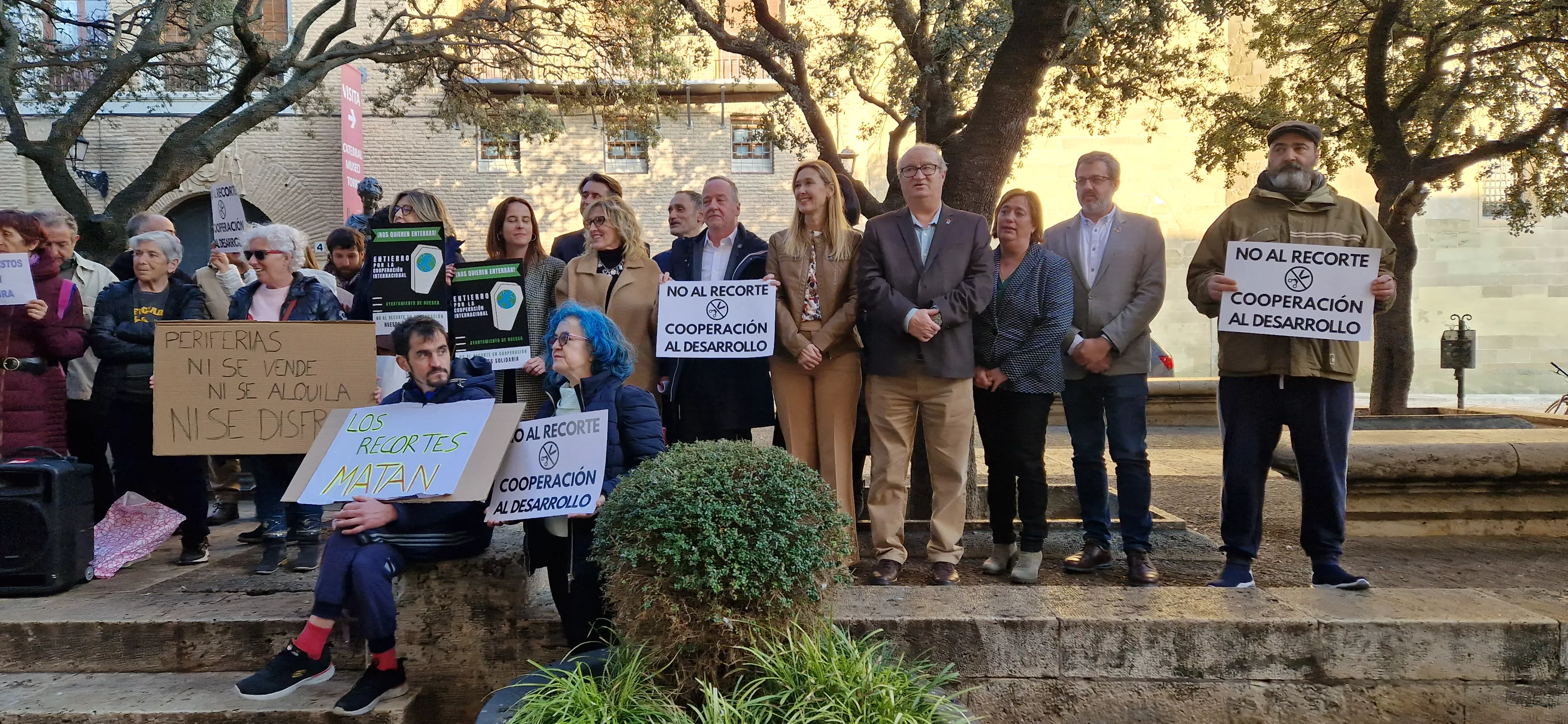 Concentración ciudadana ante el Ayuntamiento de Huesca. Foto Myriam Martínez
