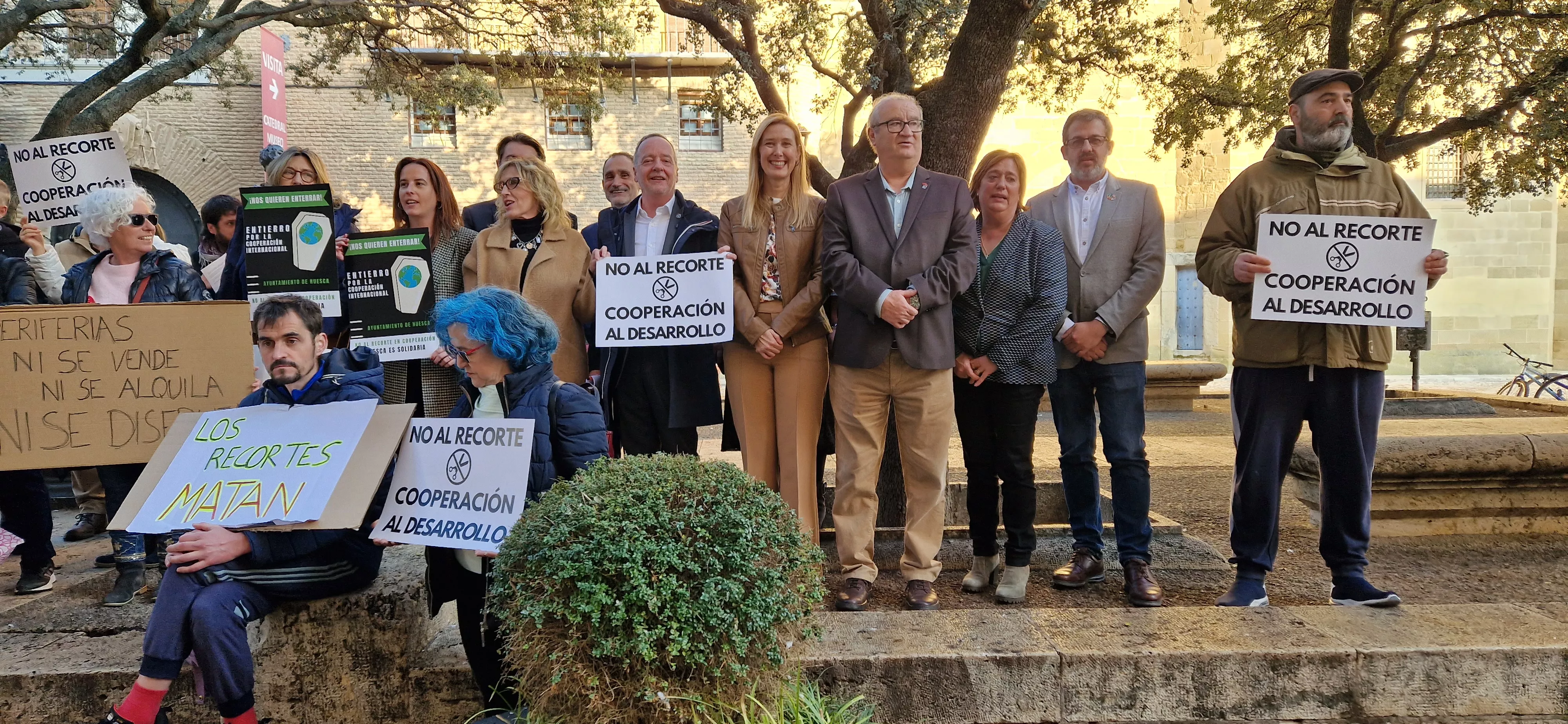 Concentración ciudadana ante el Ayuntamiento de Huesca. Foto Myriam Martínez