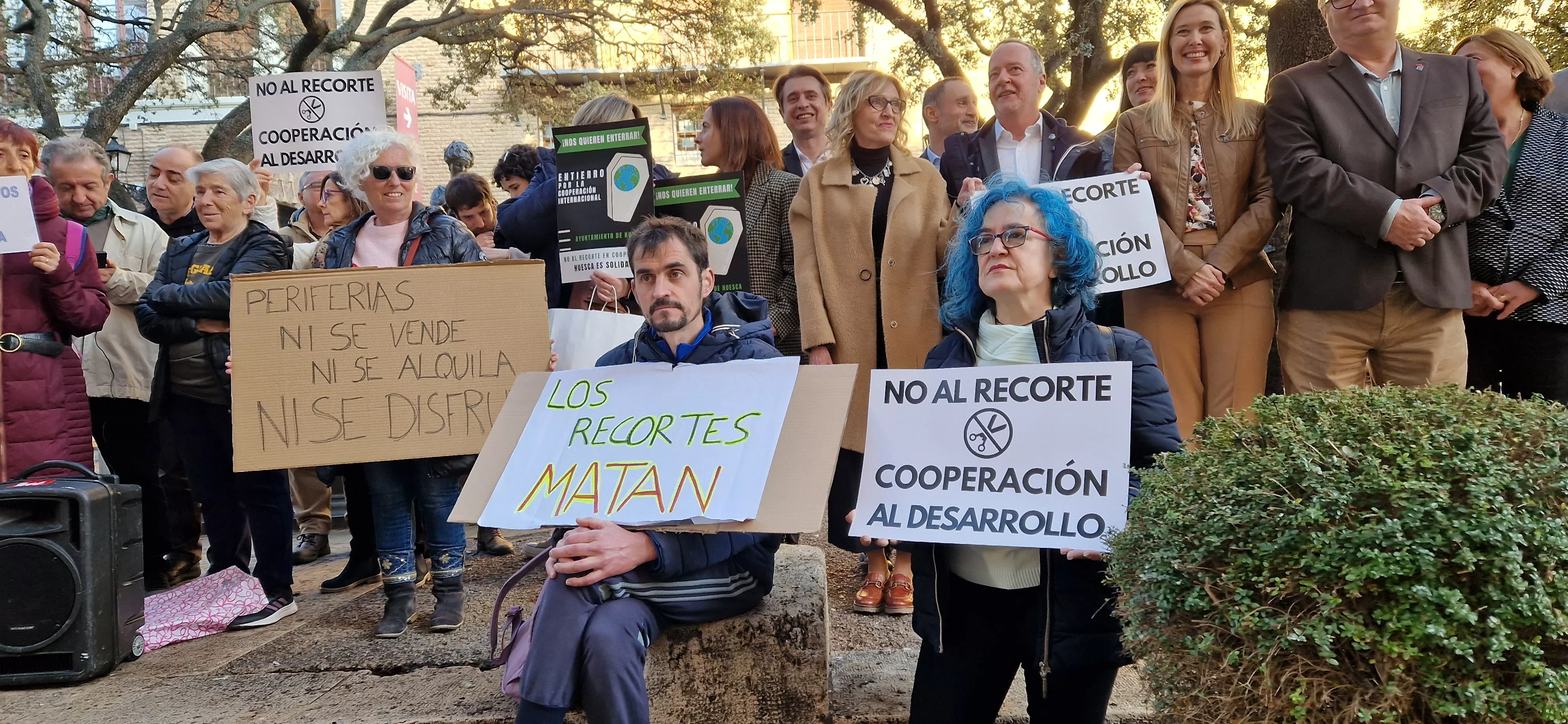 Concentración ciudadana ante el Ayuntamiento de Huesca. Foto Myriam Martínez