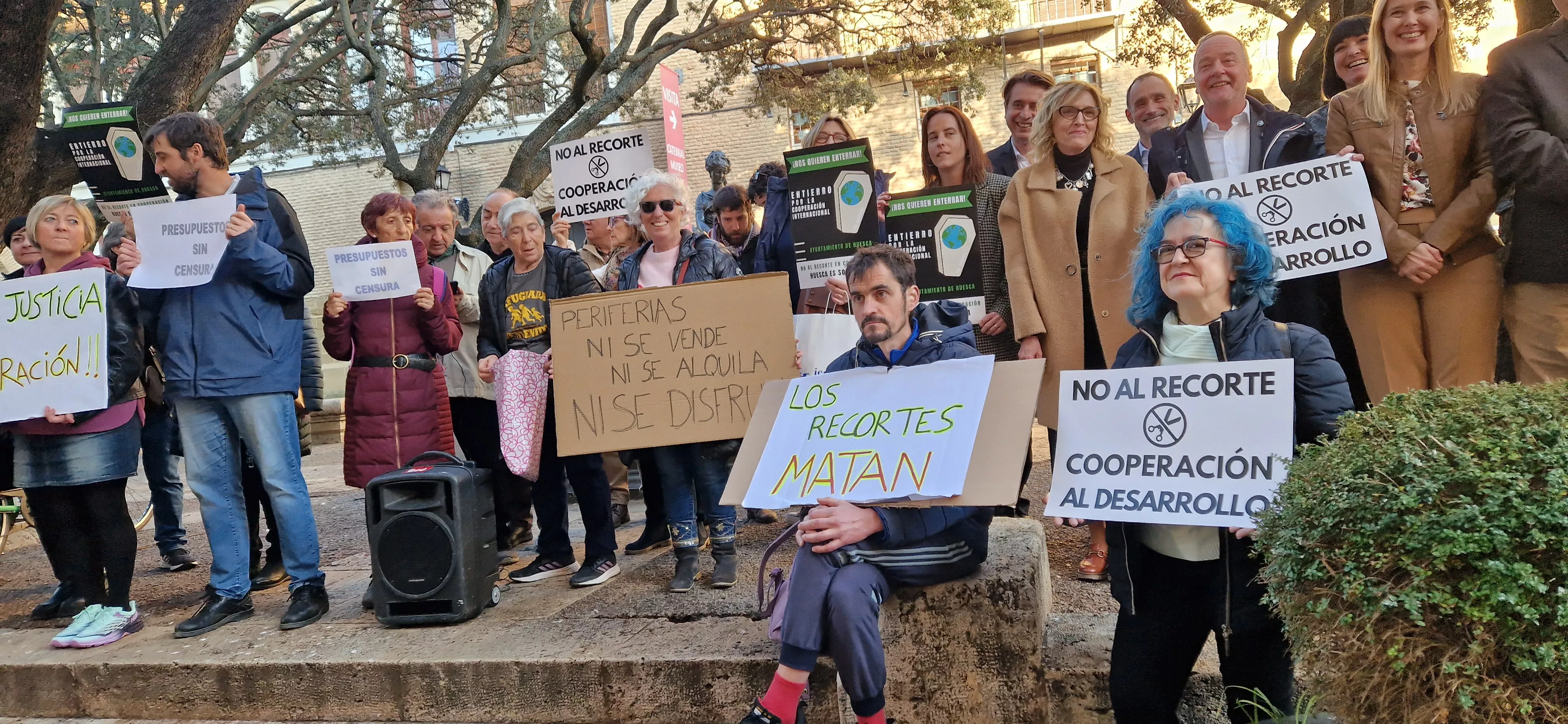 Concentración ciudadana ante el Ayuntamiento de Huesca. Foto Myriam Martínez