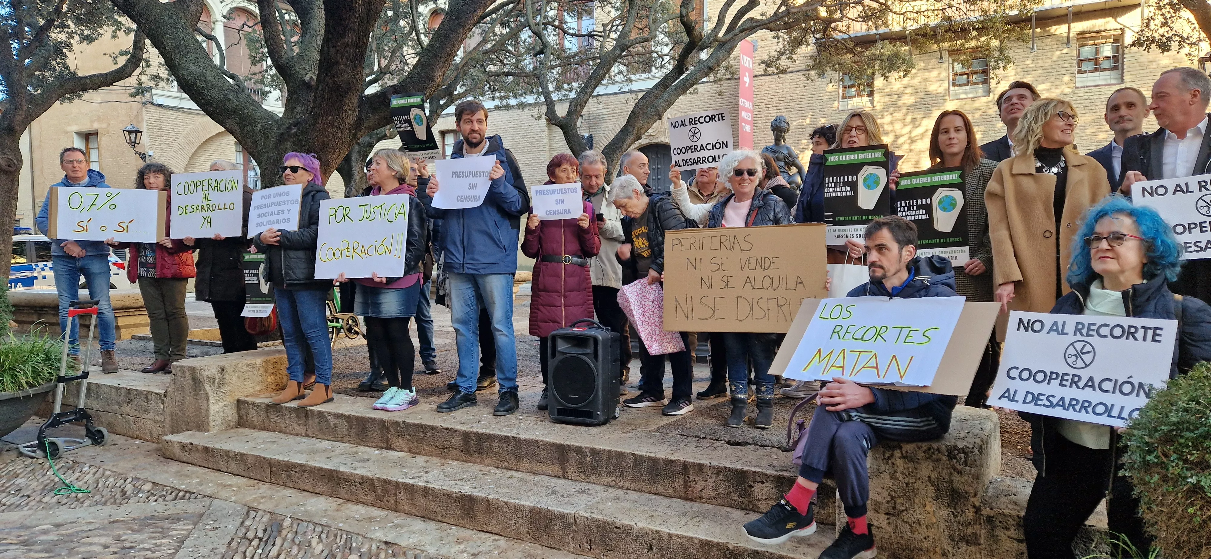 Concentración ciudadana ante el Ayuntamiento de Huesca. Foto Myriam Martínez