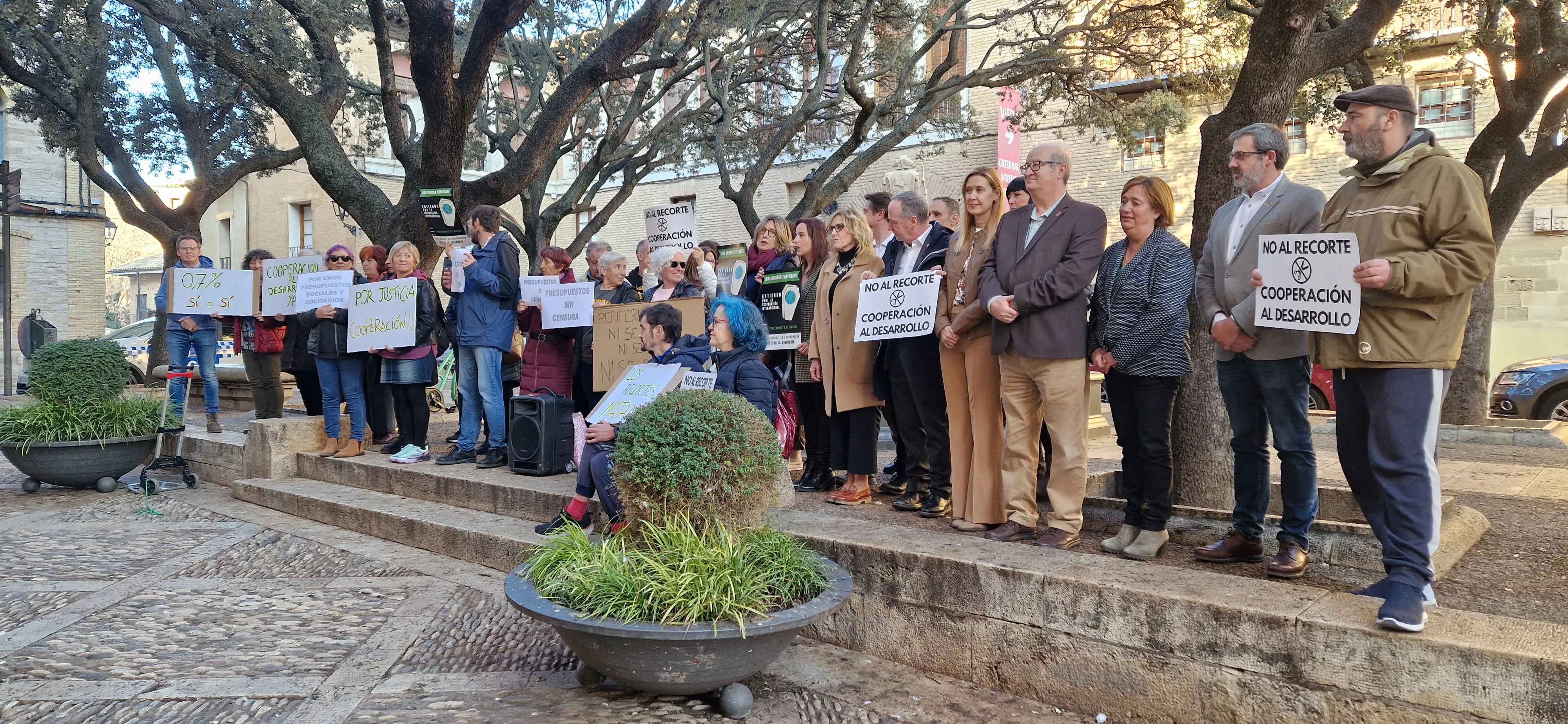 Concentración ciudadana ante el Ayuntamiento de Huesca. Foto Myriam Martínez