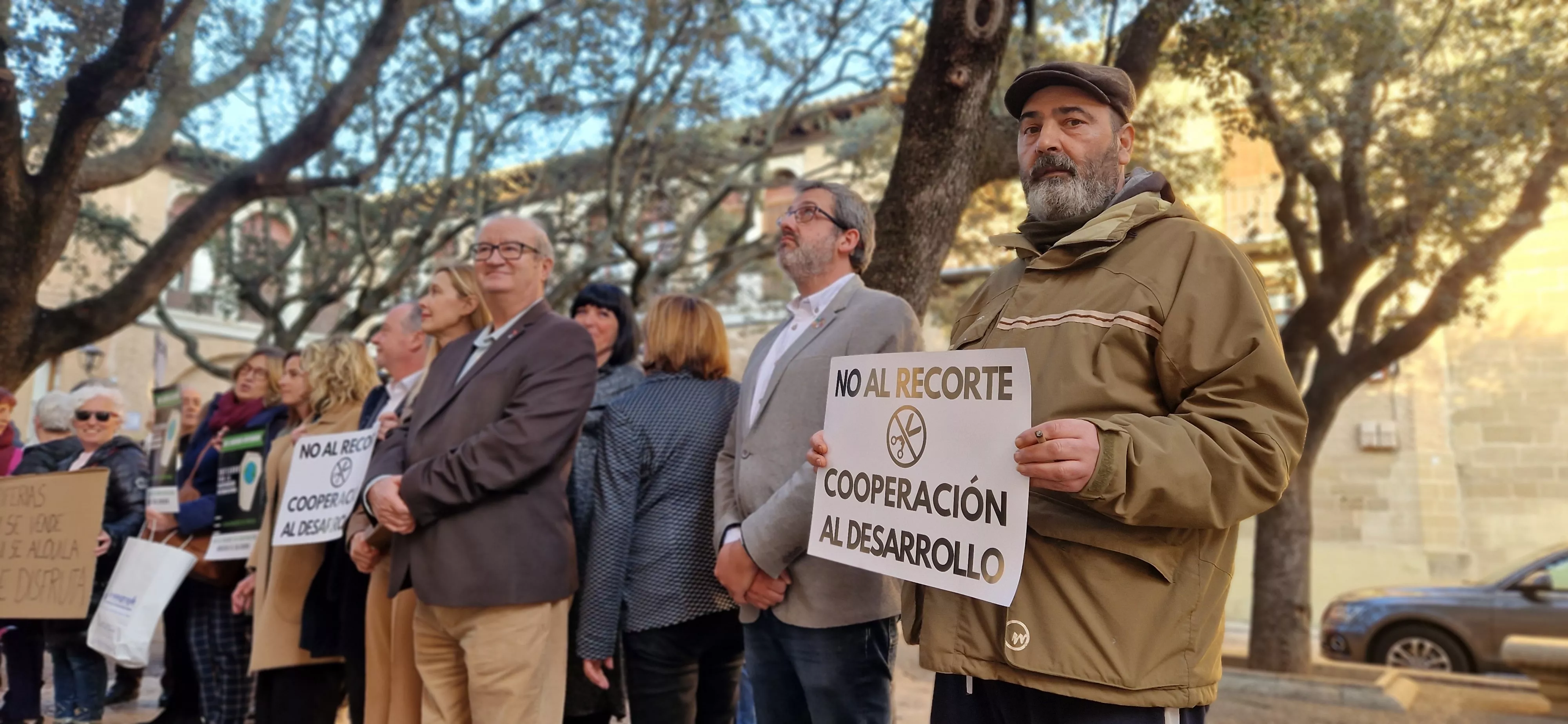 Concentración ciudadana ante el Ayuntamiento de Huesca. Foto Myriam Martínez
