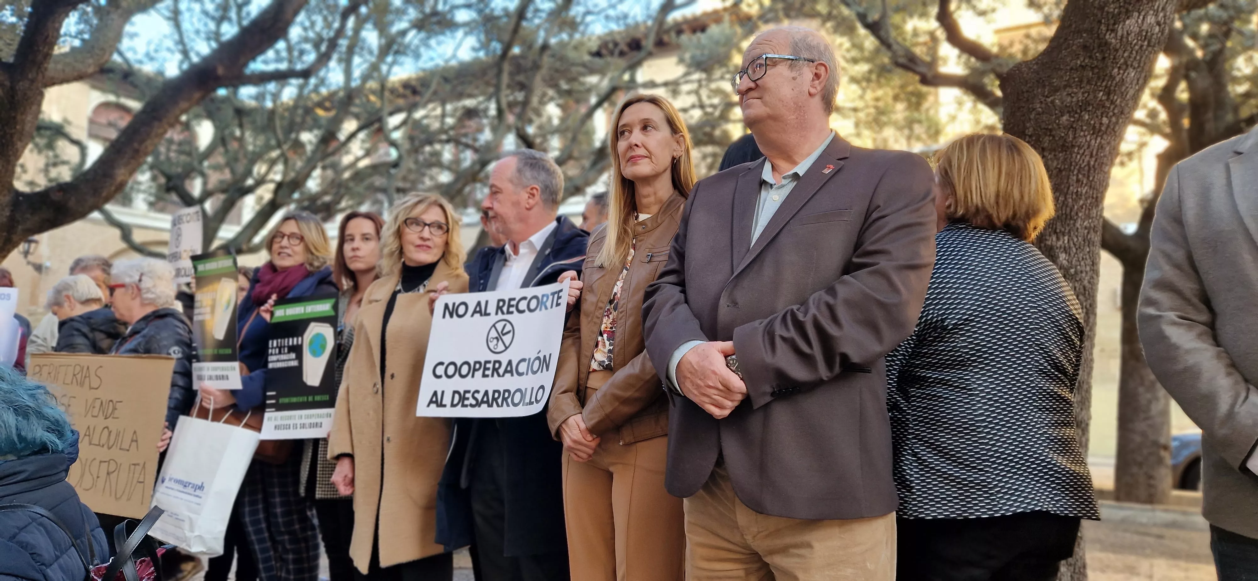 Concentración ciudadana ante el Ayuntamiento de Huesca. Foto Myriam Martínez