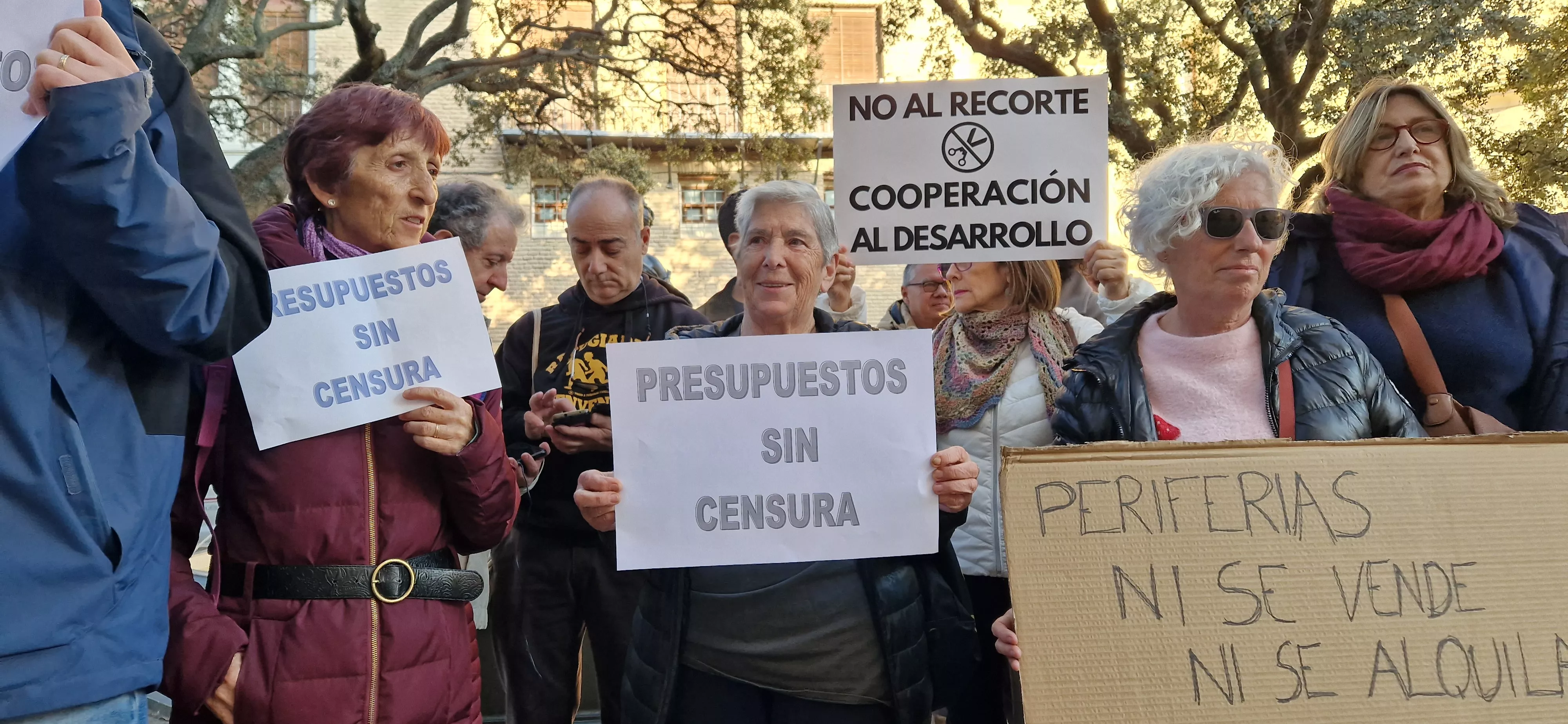 Concentración ciudadana ante el Ayuntamiento de Huesca. Foto Myriam Martínez