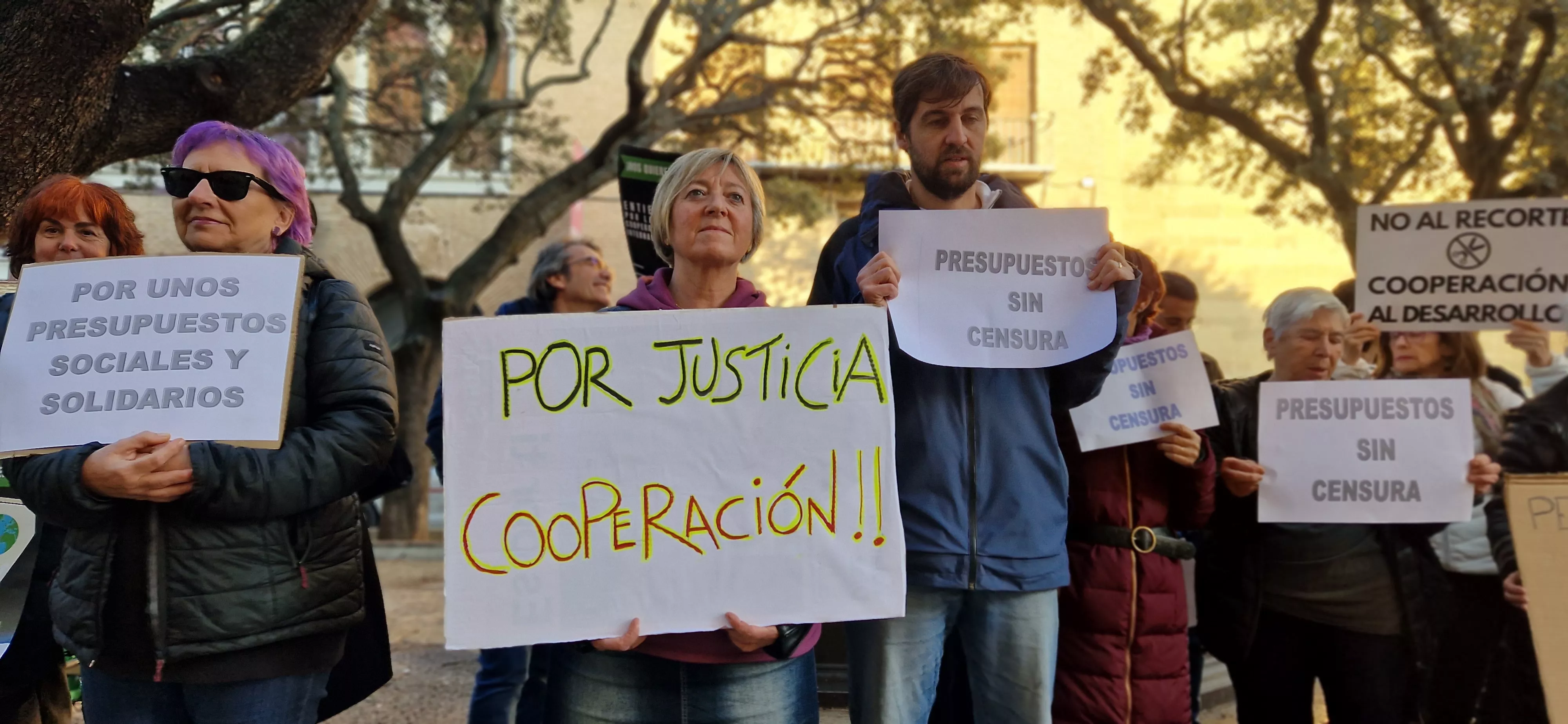 Concentración ciudadana ante el Ayuntamiento de Huesca. Foto Myriam Martínez