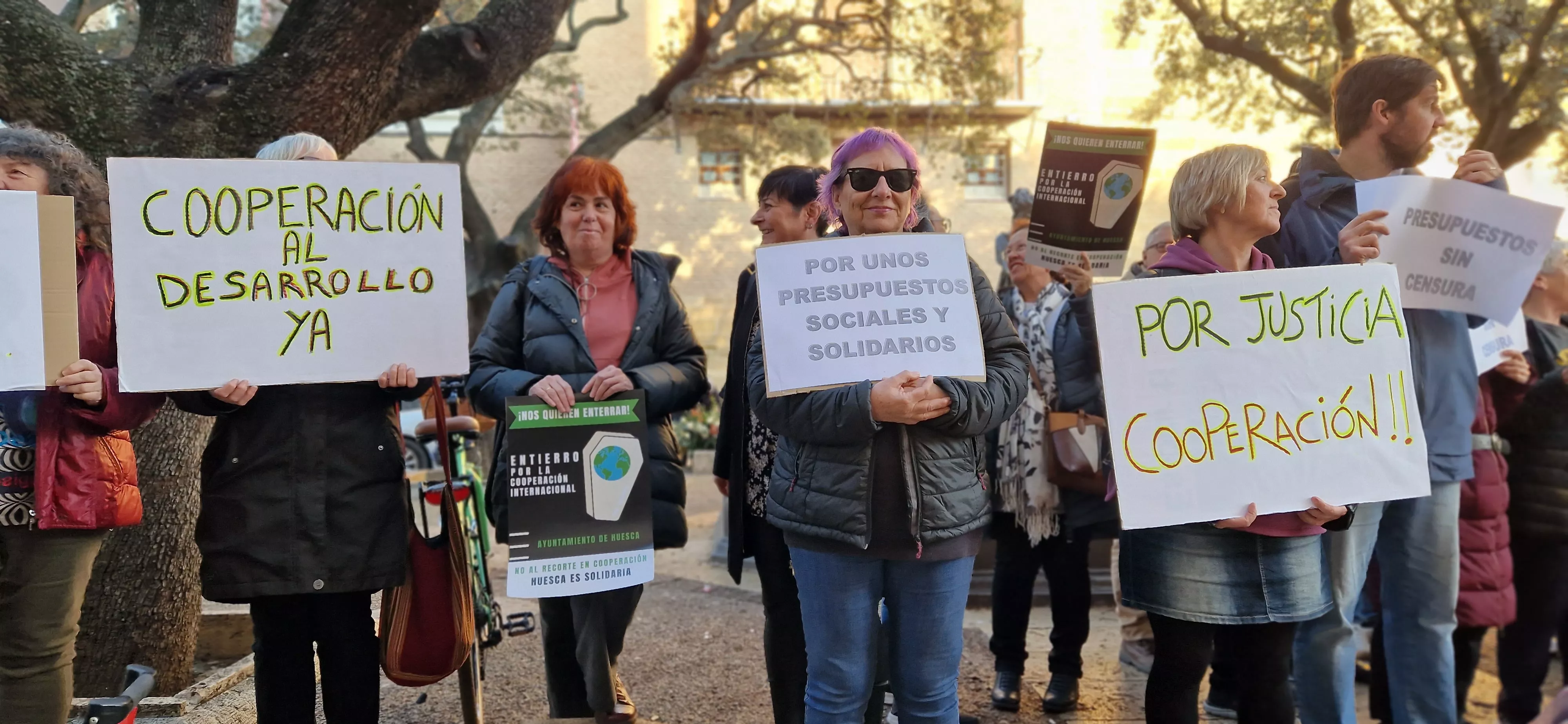Concentración ciudadana ante el Ayuntamiento de Huesca. Foto Myriam Martínez