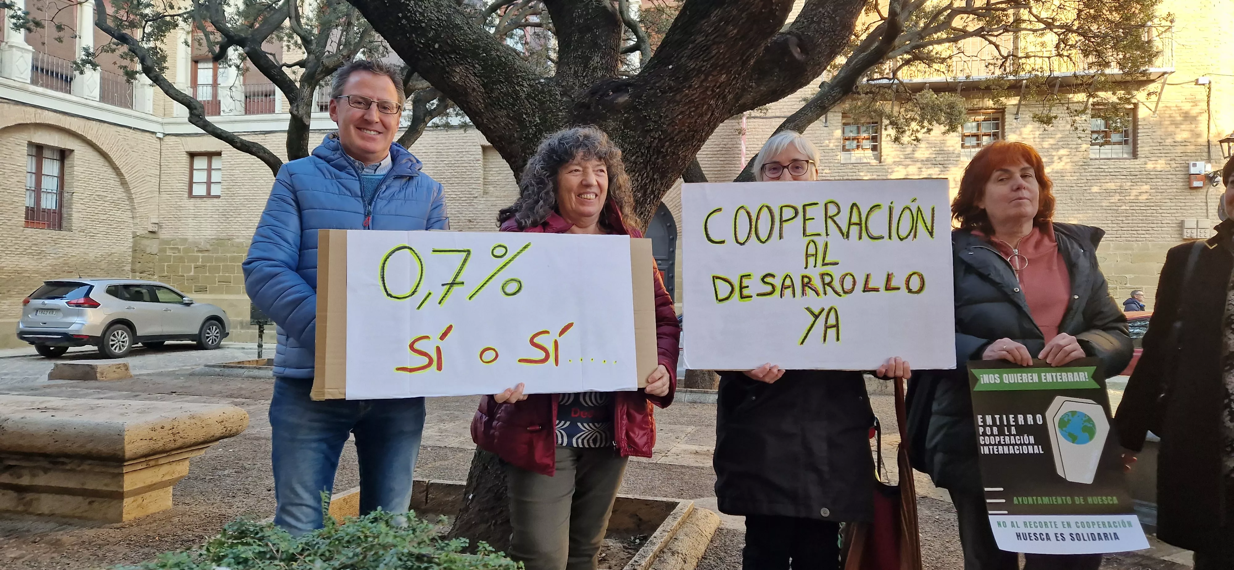 Concentración ciudadana ante el Ayuntamiento de Huesca. Foto Myriam Martínez