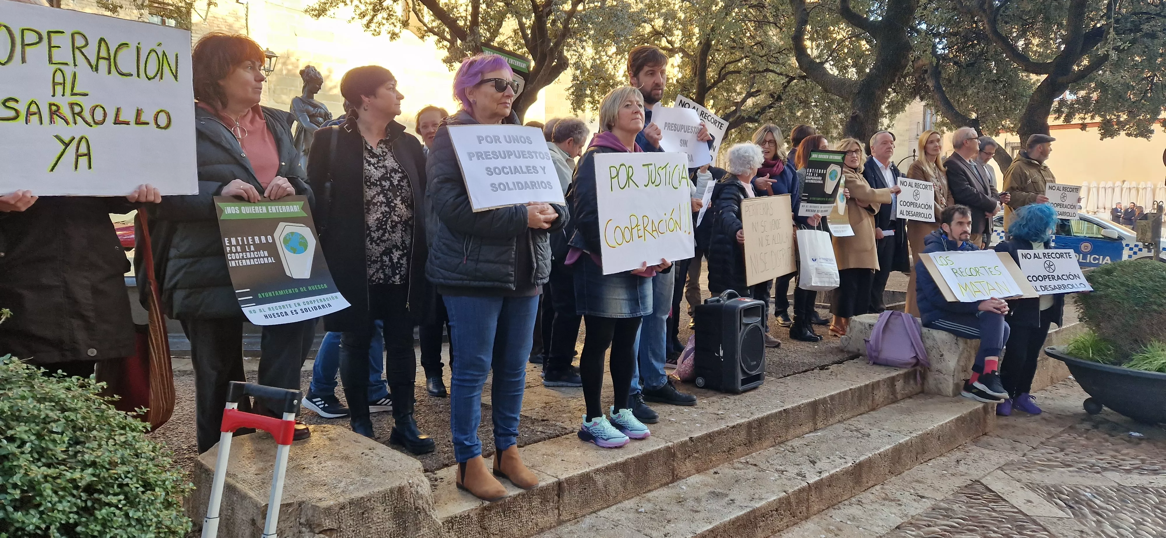 Concentración ciudadana ante el Ayuntamiento de Huesca. Foto Myriam Martínez
