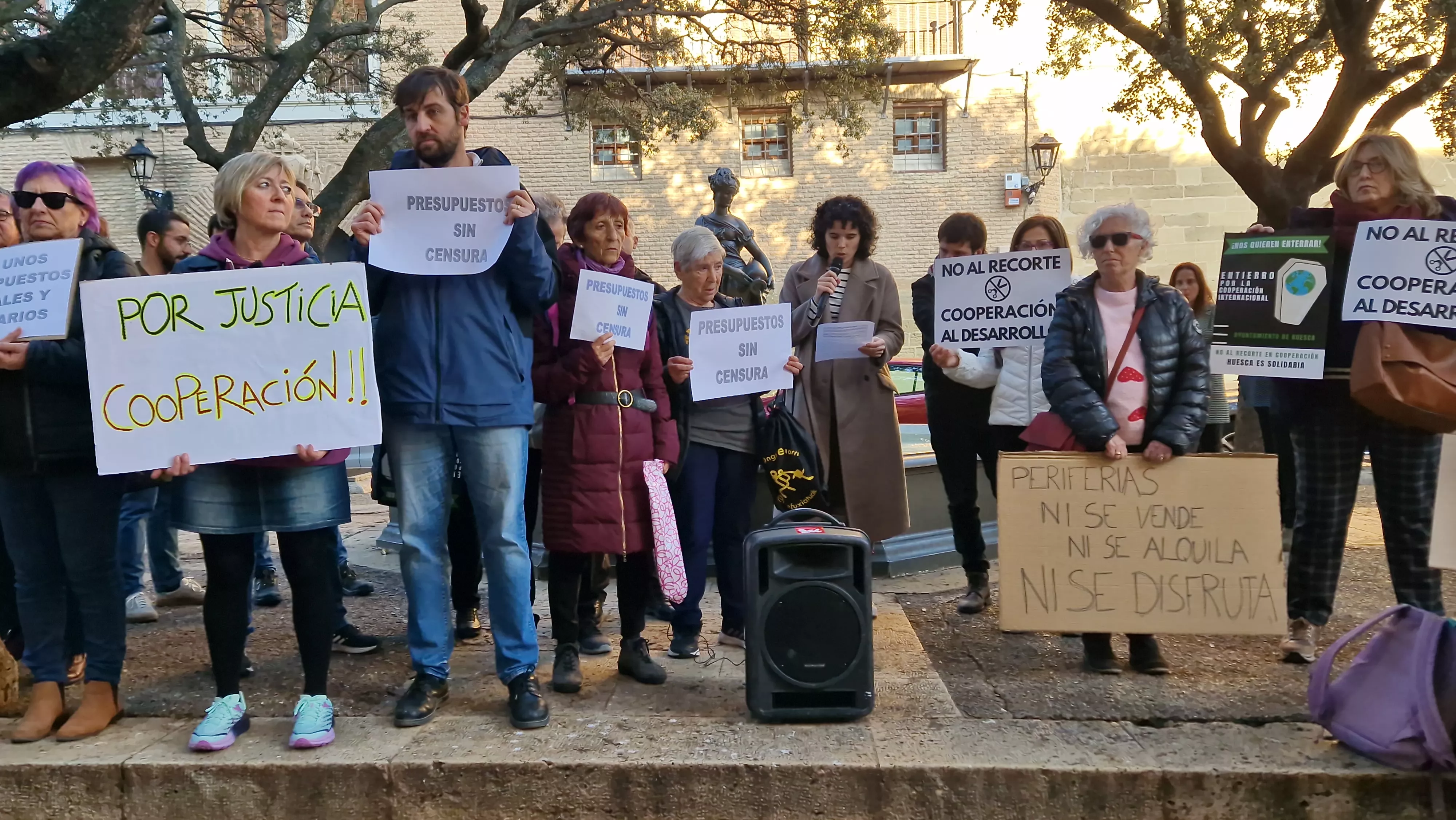 Concentración ciudadana ante el Ayuntamiento de Huesca. Foto Myriam Martínez