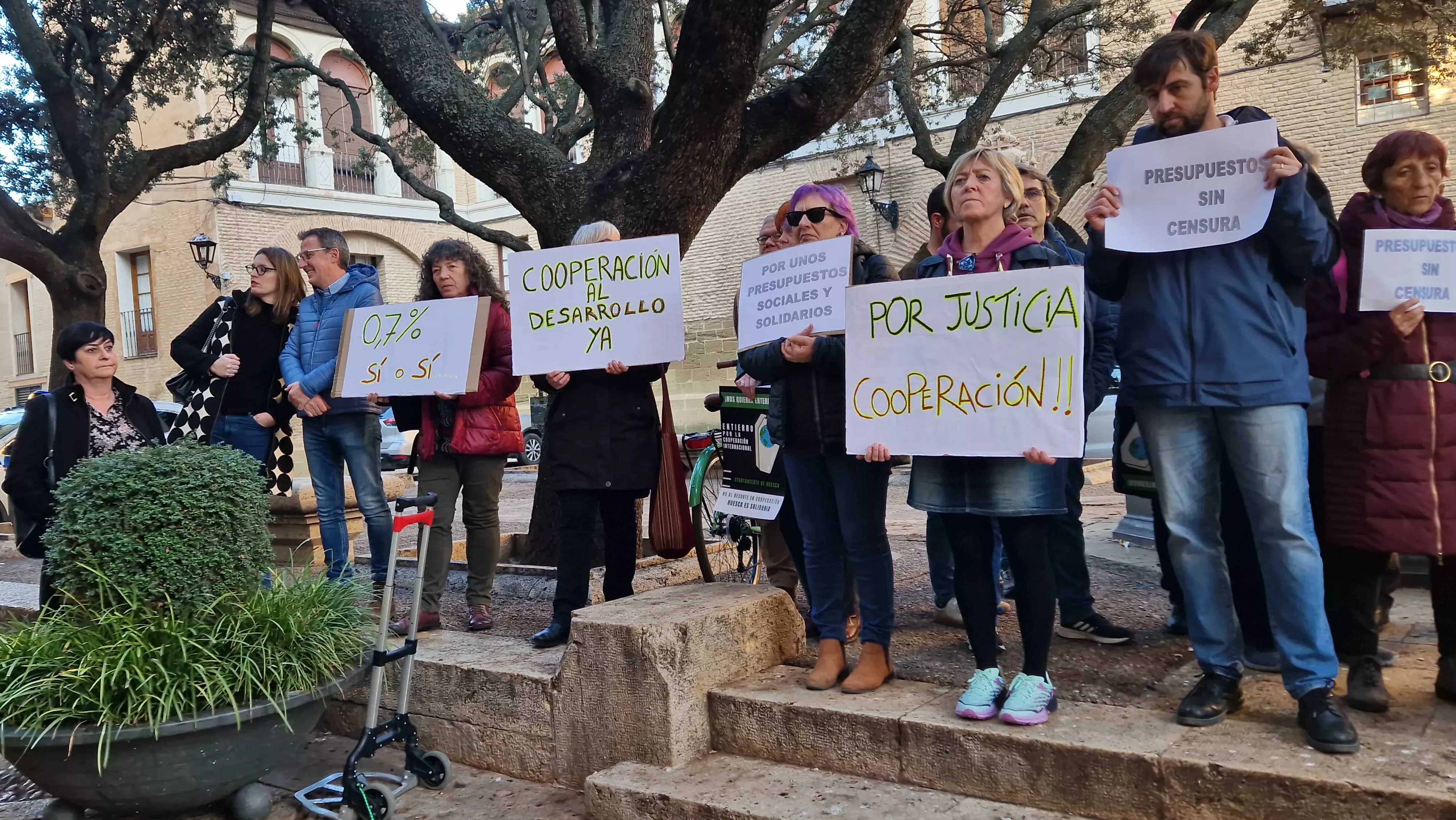Concentración ciudadana ante el Ayuntamiento de Huesca. Foto Myriam Martínez