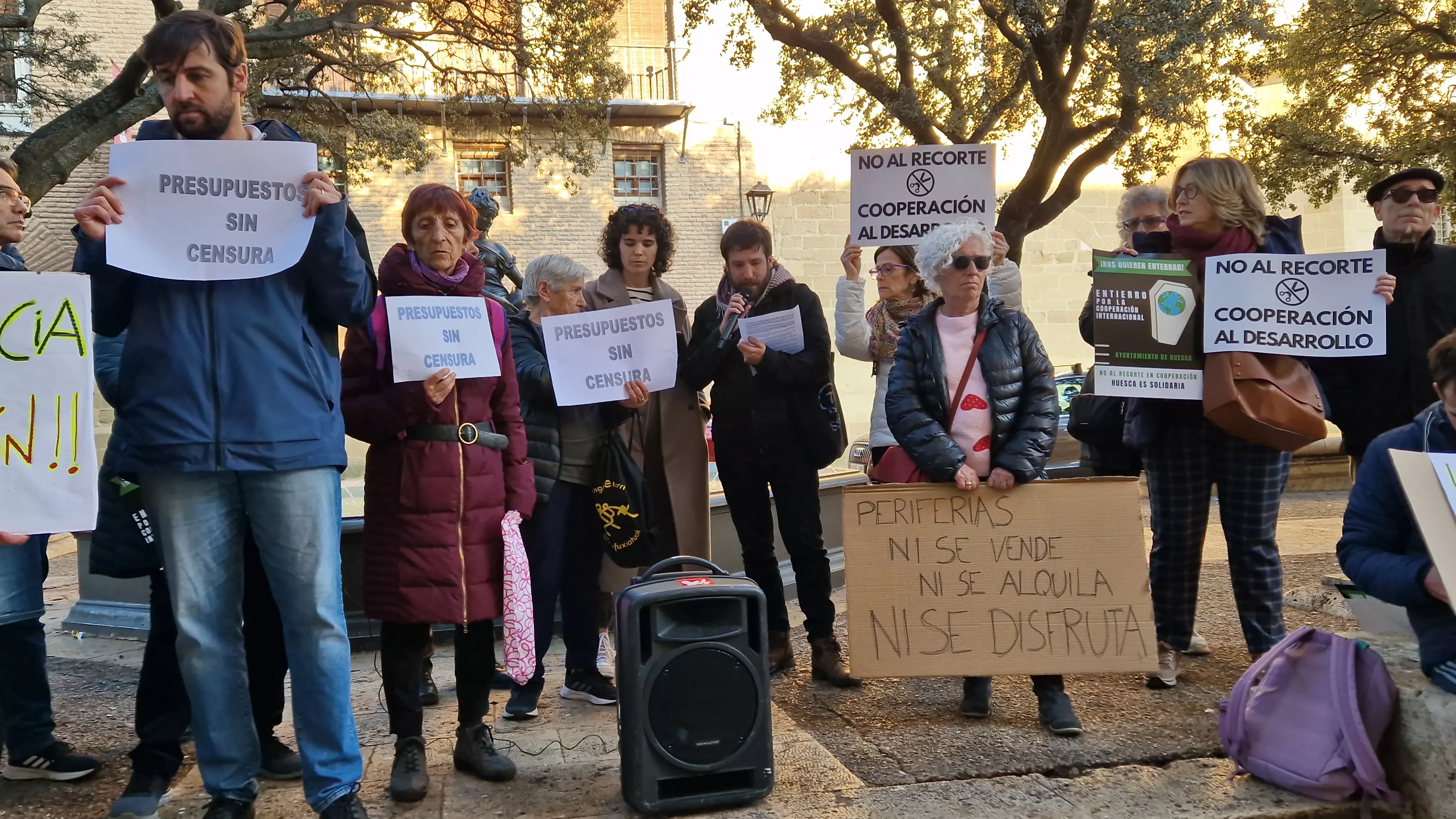 Concentración ciudadana ante el Ayuntamiento de Huesca. Foto Myriam Martínez