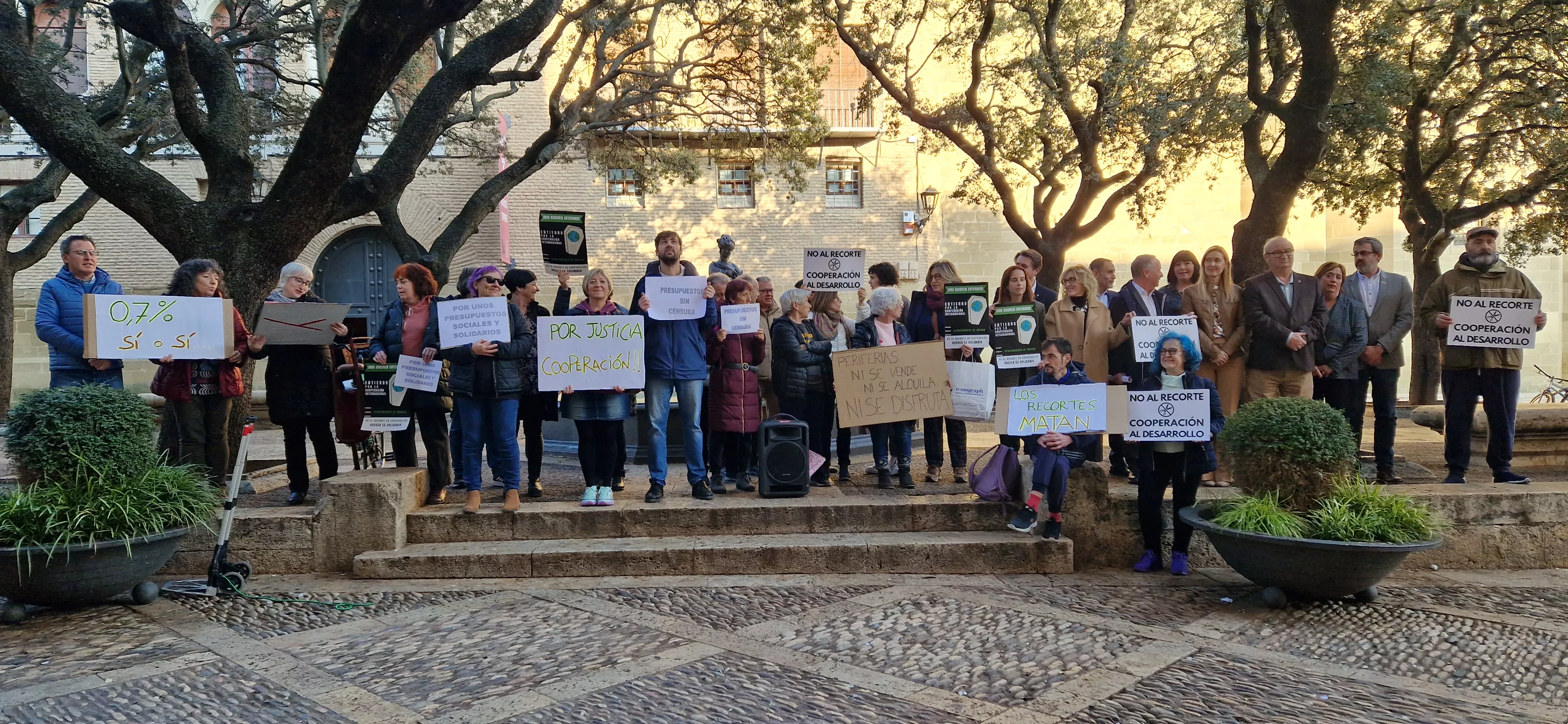 Concentración ante el Ayuntamiento de Huesca para pedir "unos presupuestos sociales, solidarios y sin censura". Foto Myriam Martínez