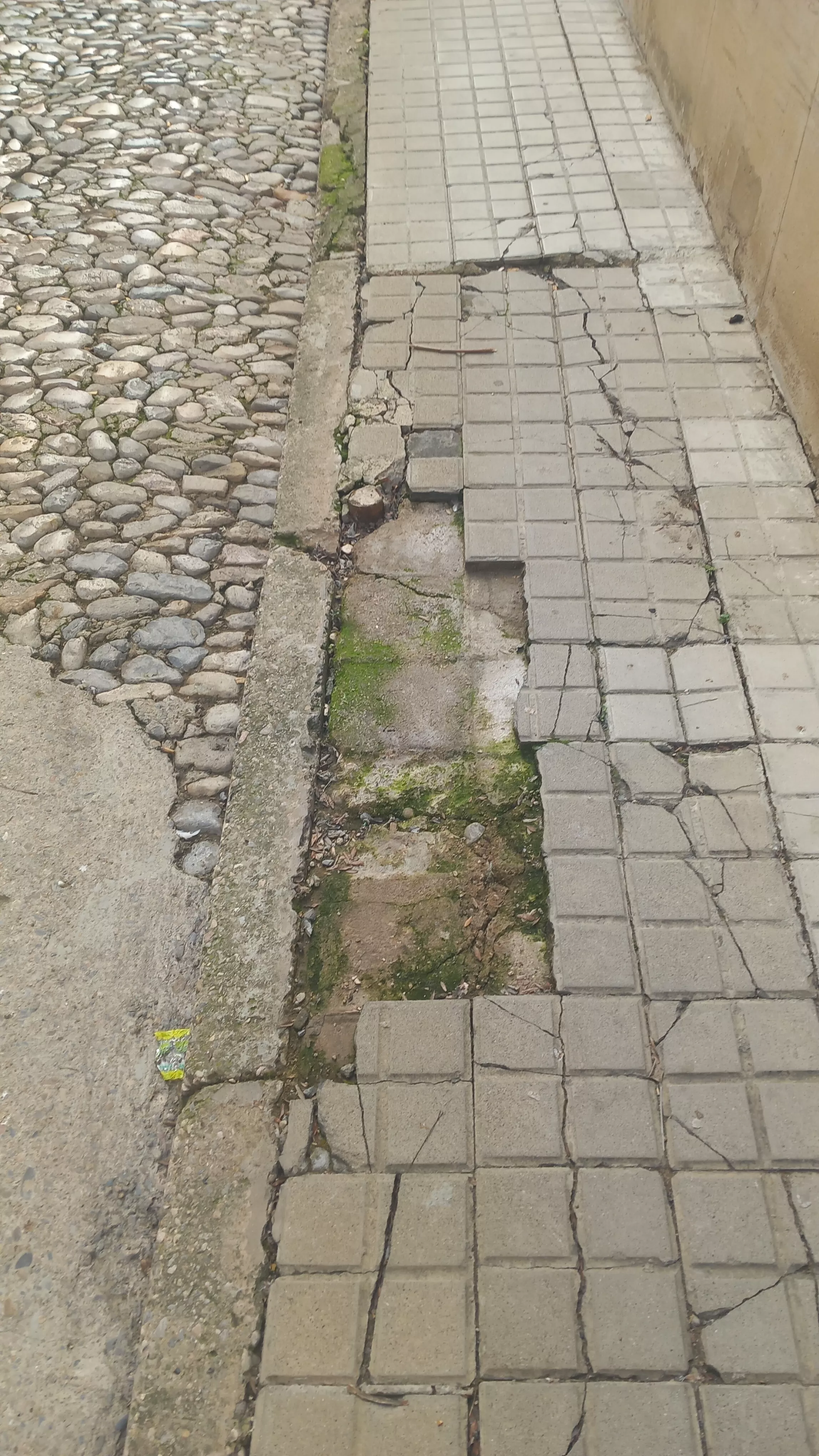 Estado de la calle Aínsa de Huesca