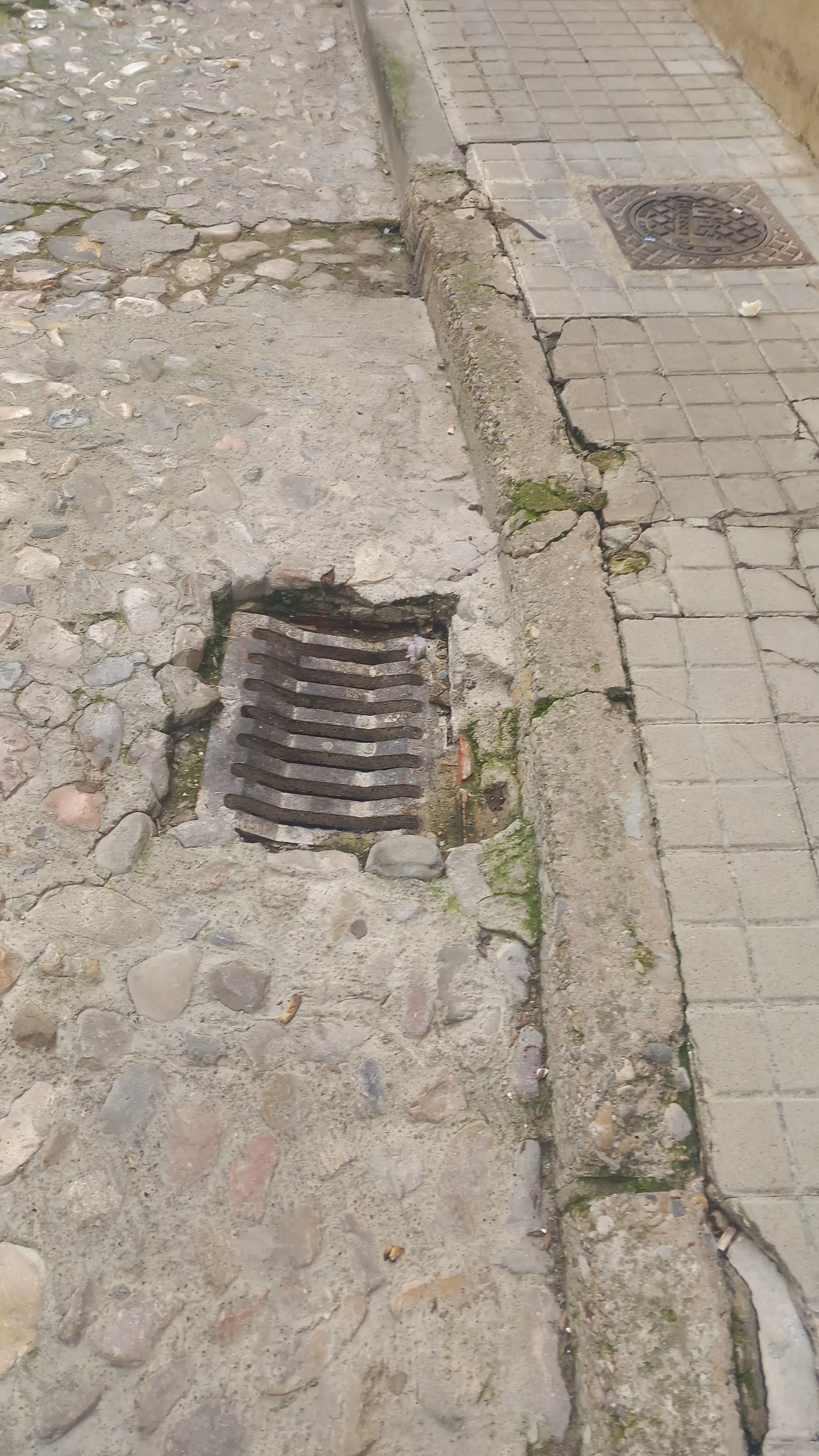 Estado de la calle Aínsa de Huesca