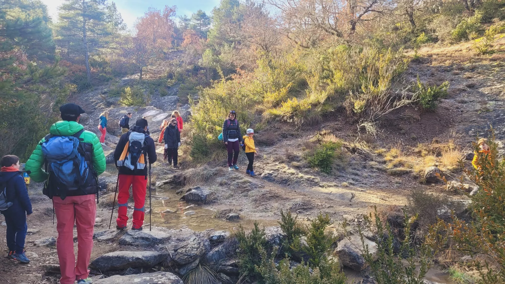 El grupo de Peque Guara por la Senda de Izarbe. 