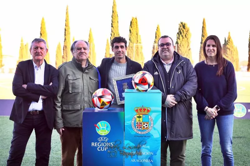 Luis Costa recibe un reconocimiento de la RFAF. Foto: Rubén Losada