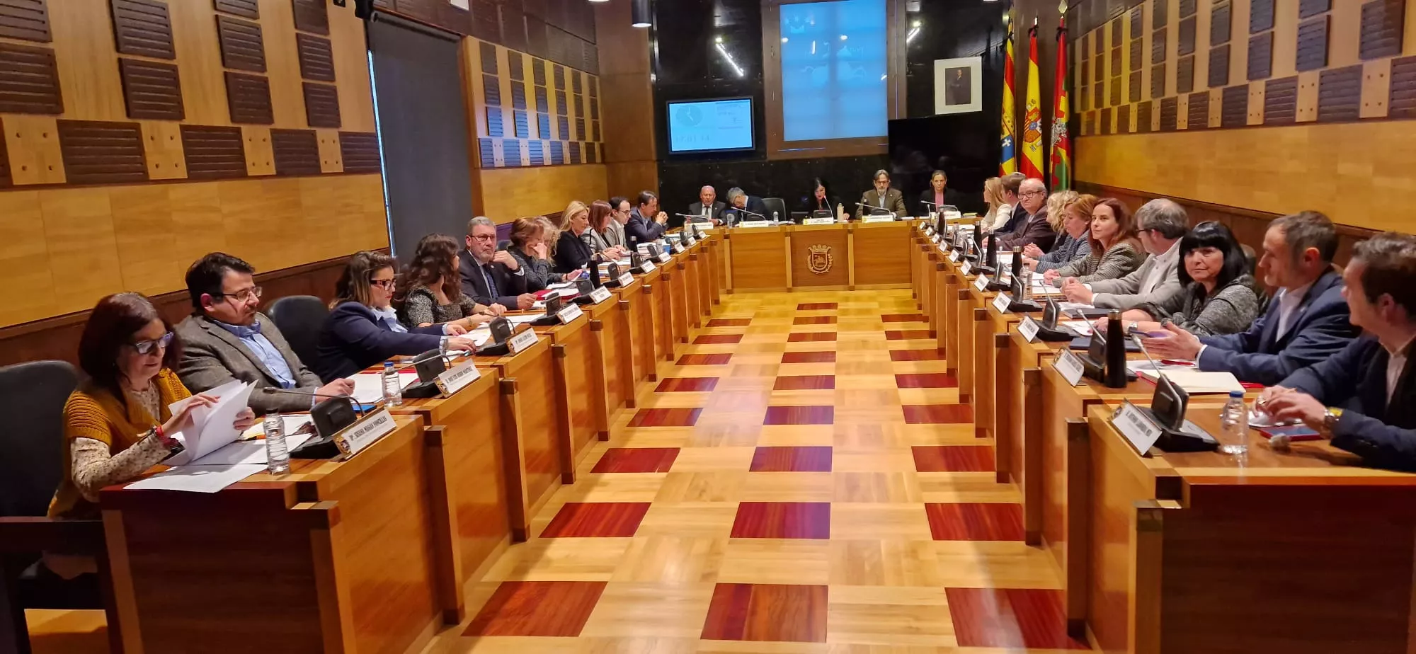 Pleno del Ayuntamiento de Huesca con los concejales de VOX a la izquierda