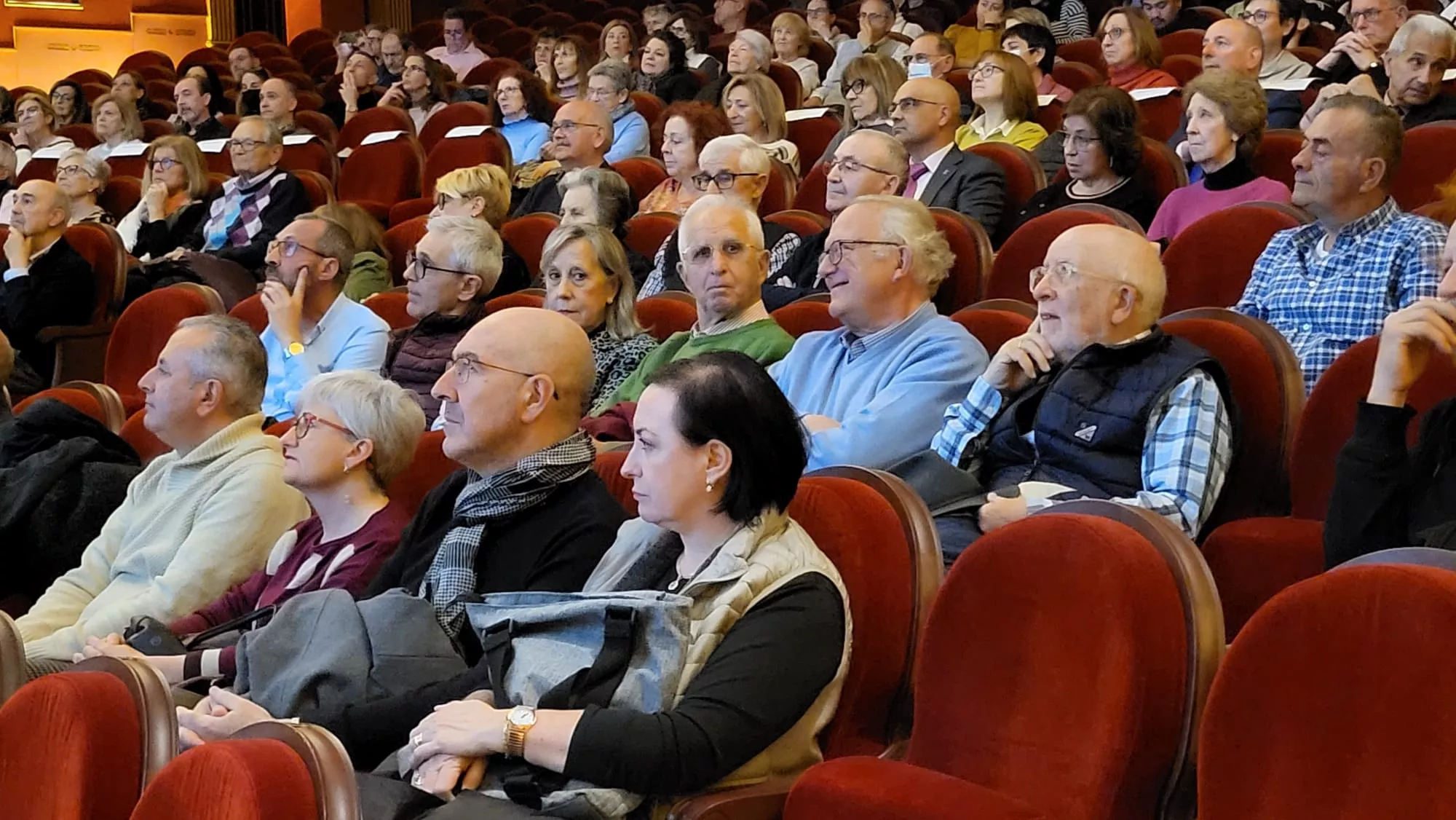 Público en una edición anterior del ciclo Economía y Cine en el Teatro Olimpia