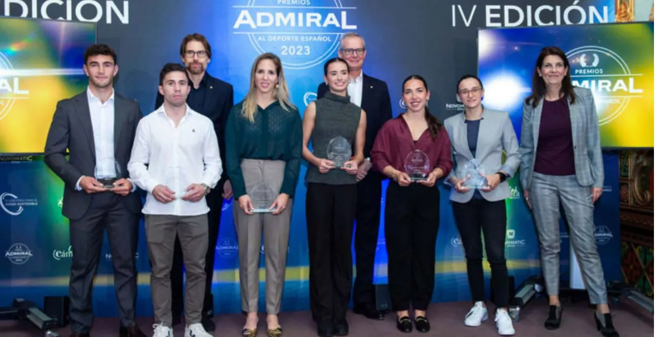 Inés Bergua, en el centro, en la foto de familia de los premiados.