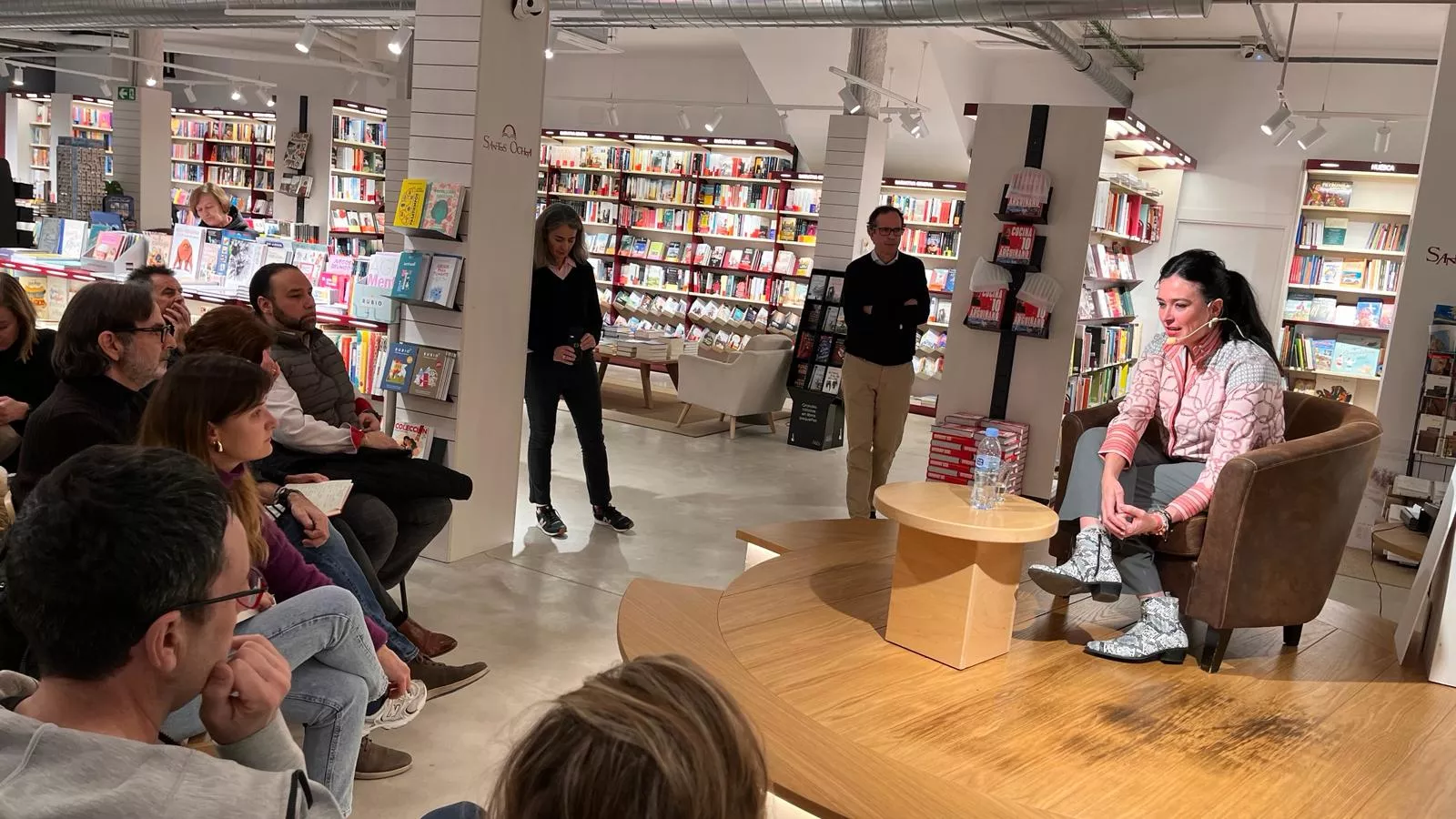 La alcaldesa ha participado en un encuentro ciudadano dedicado a la cultura. Foto Mercedes Manterola