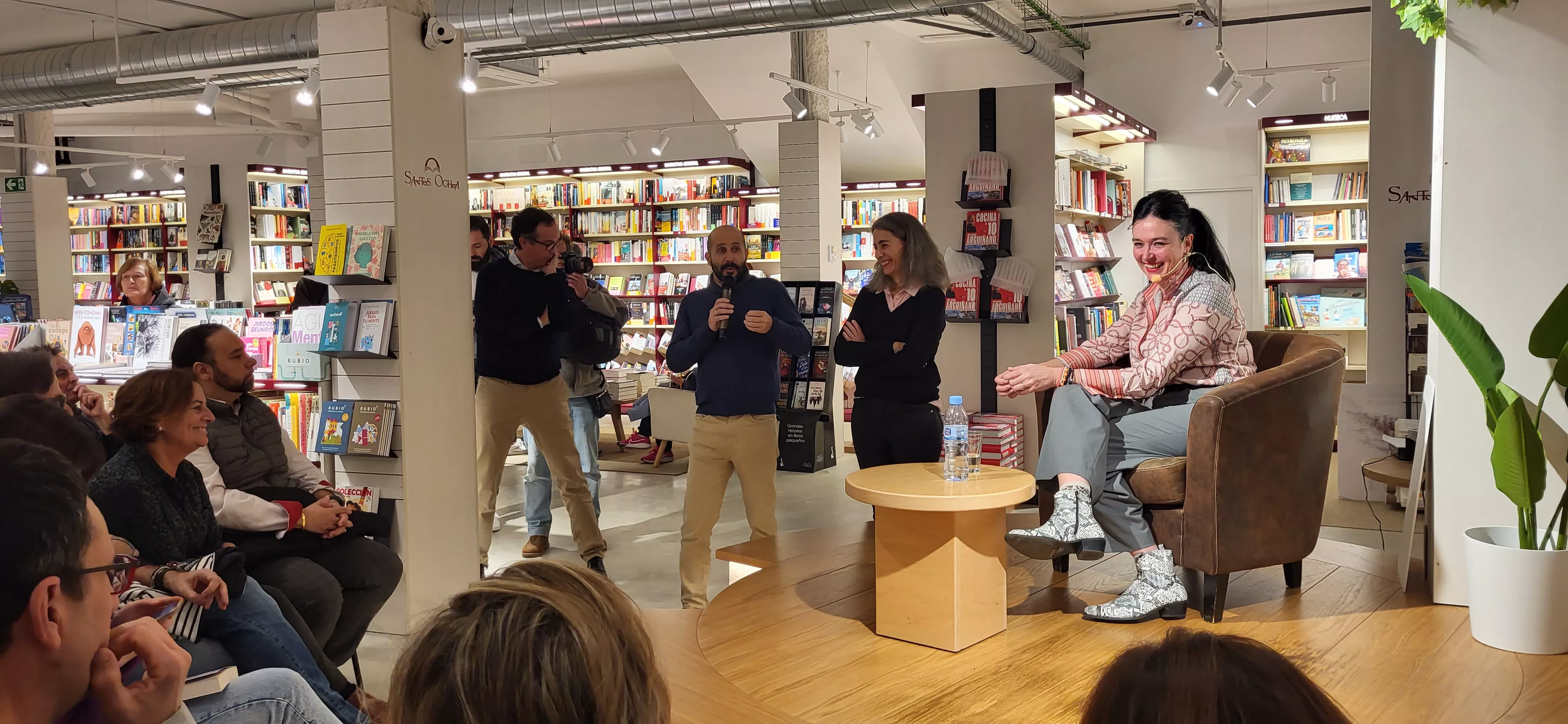 Encuentro ciudadano con la alcaldesa de Huesca para tratar sobre cultura. Foto Mercedes Manterola