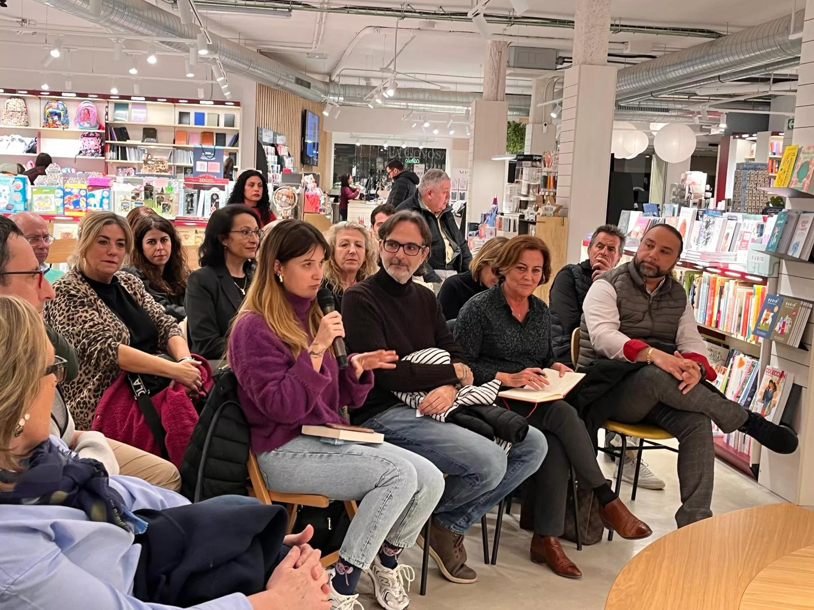 Encuentro ciudadano con la alcaldesa de Huesca para tratar sobre cultura. Foto Mercedes Manterola