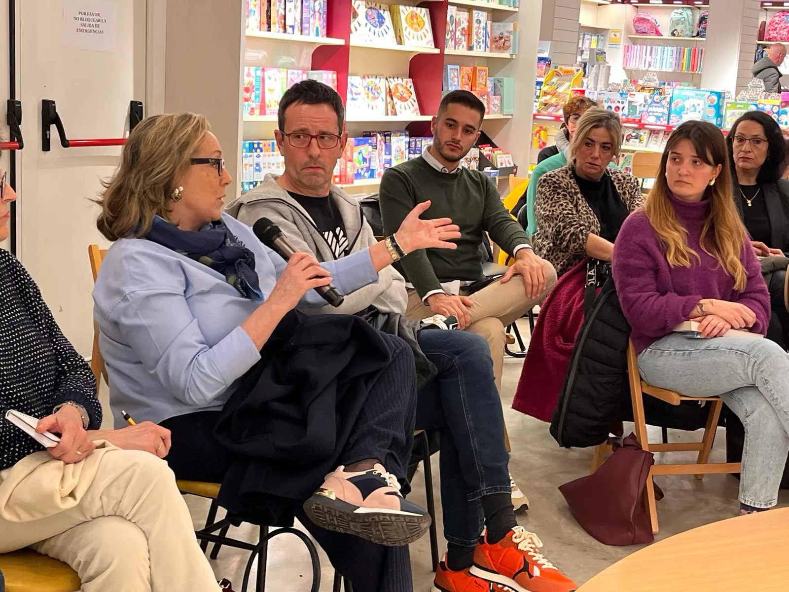 Encuentro ciudadano con la alcaldesa de Huesca para tratar sobre cultura. Foto Mercedes Manterola