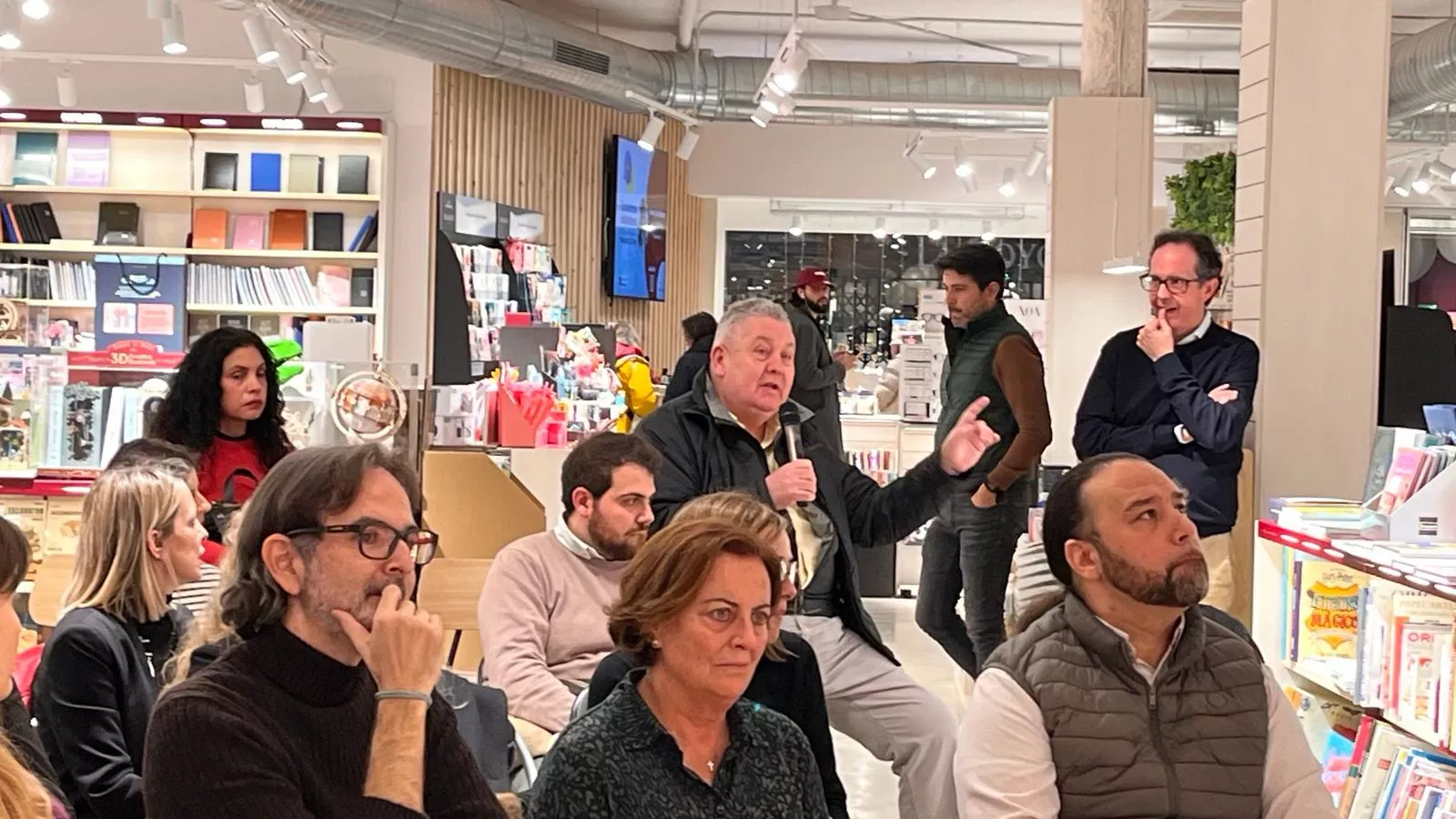 Encuentro ciudadano con la alcaldesa de Huesca para tratar sobre cultura. Foto Mercedes Manterola