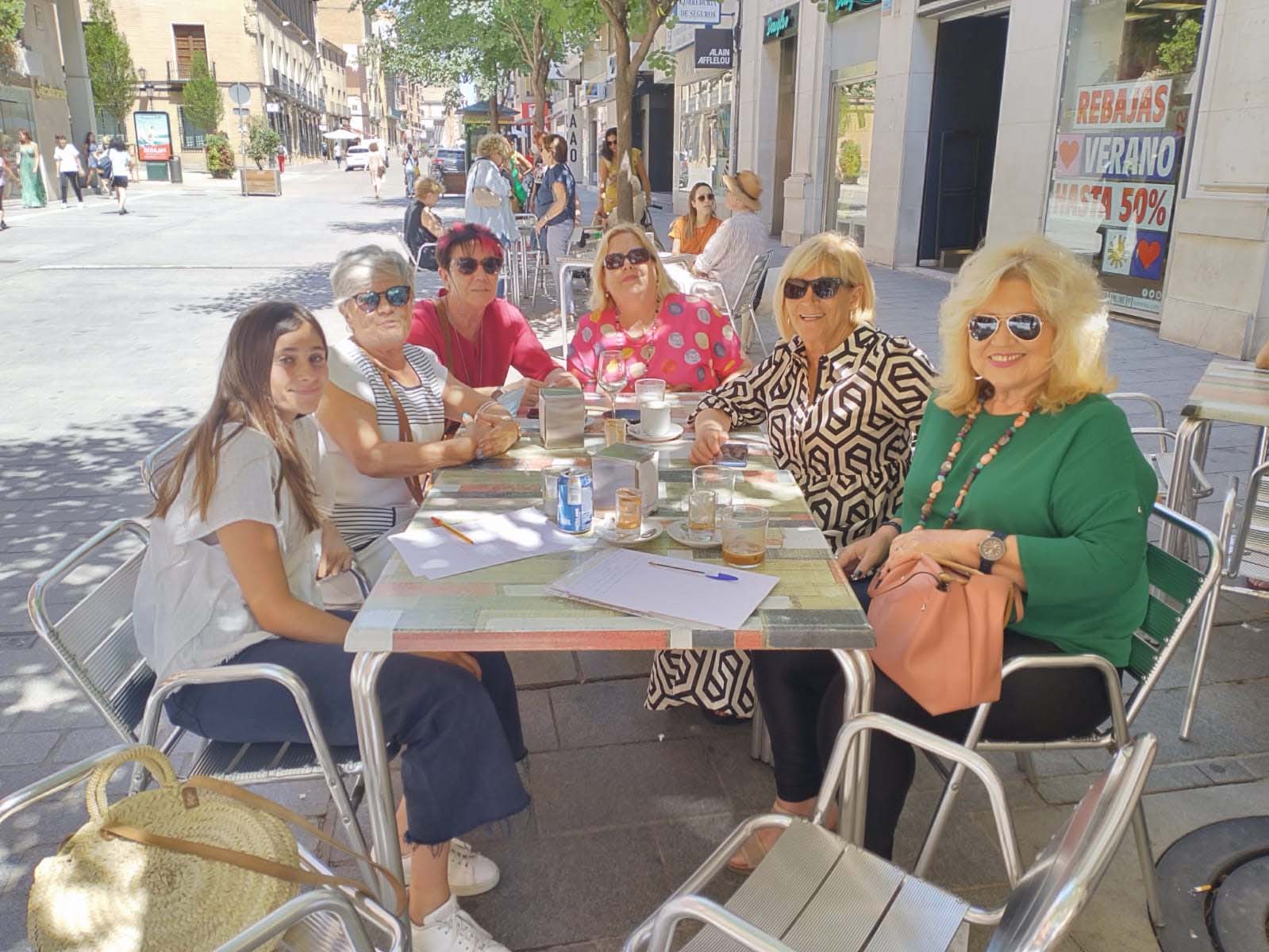 Alumnas con trabajadoras que fueron de Meyba