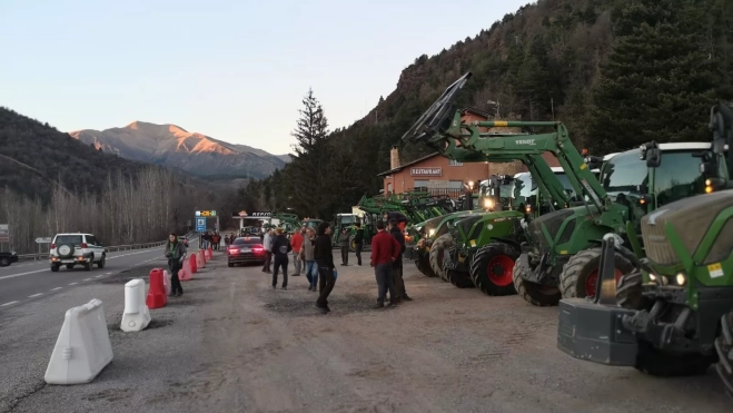 Tractores entre Pont de Suert y el túnel Tractores entre Pont de Suert y el túnel