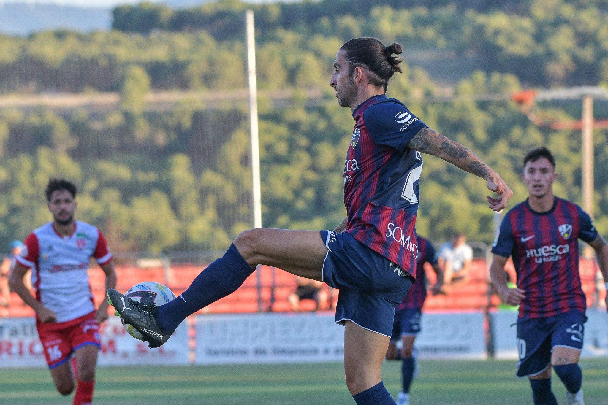 El jugador del Huesca Marc Mateu controla un balón en el partido ante el Calahorra.