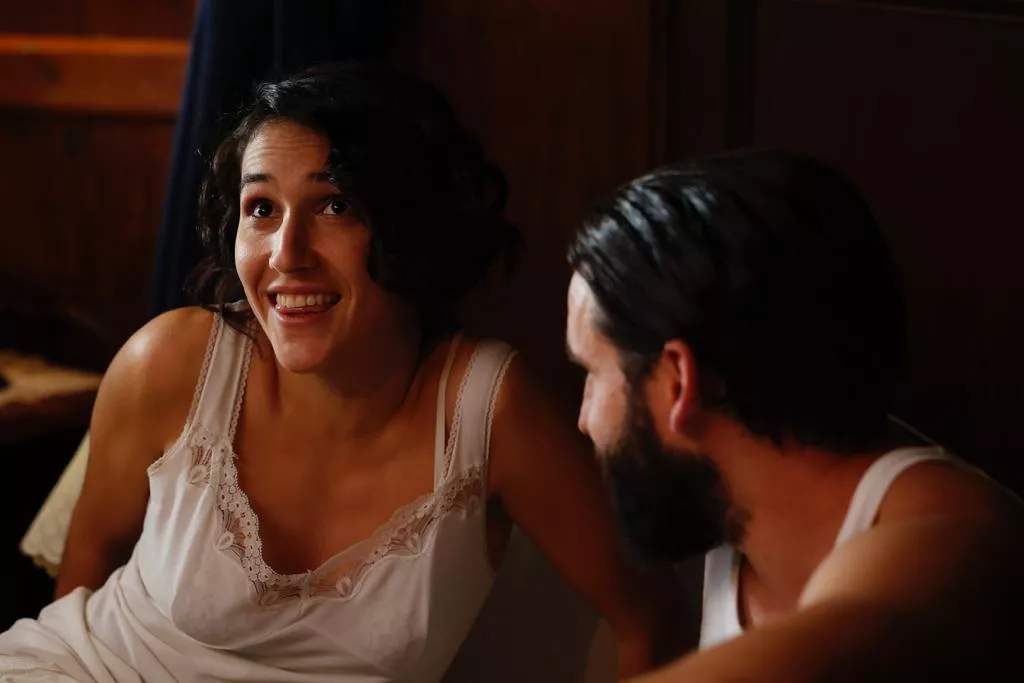 Sara Figueres con Luca Casanova, en una escena de La Rosa número 15