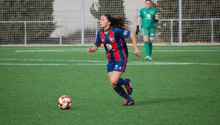 Sara Micó, en un partido, abandona el Huesca Femenino