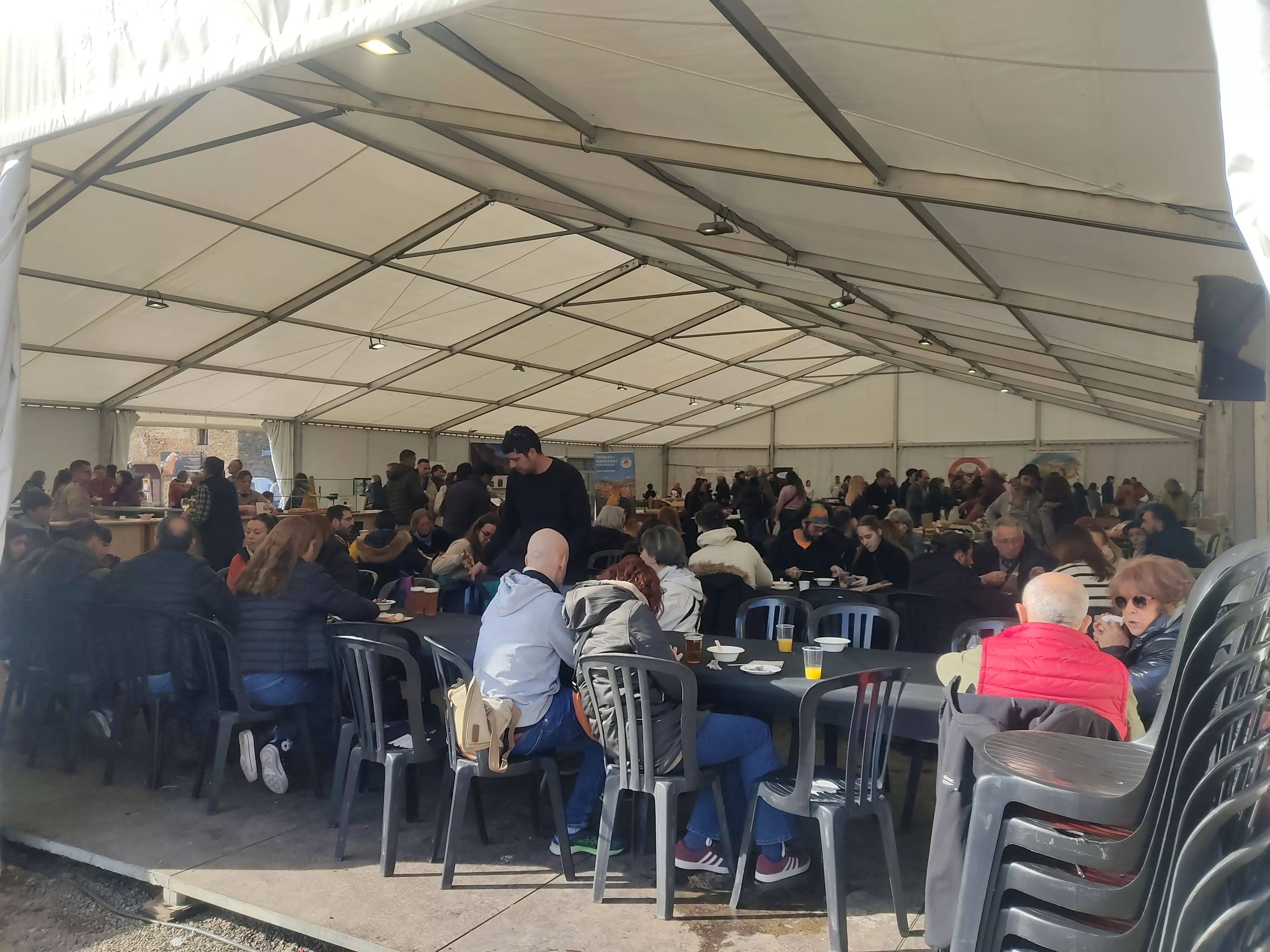 Público en la carpa del Castillo