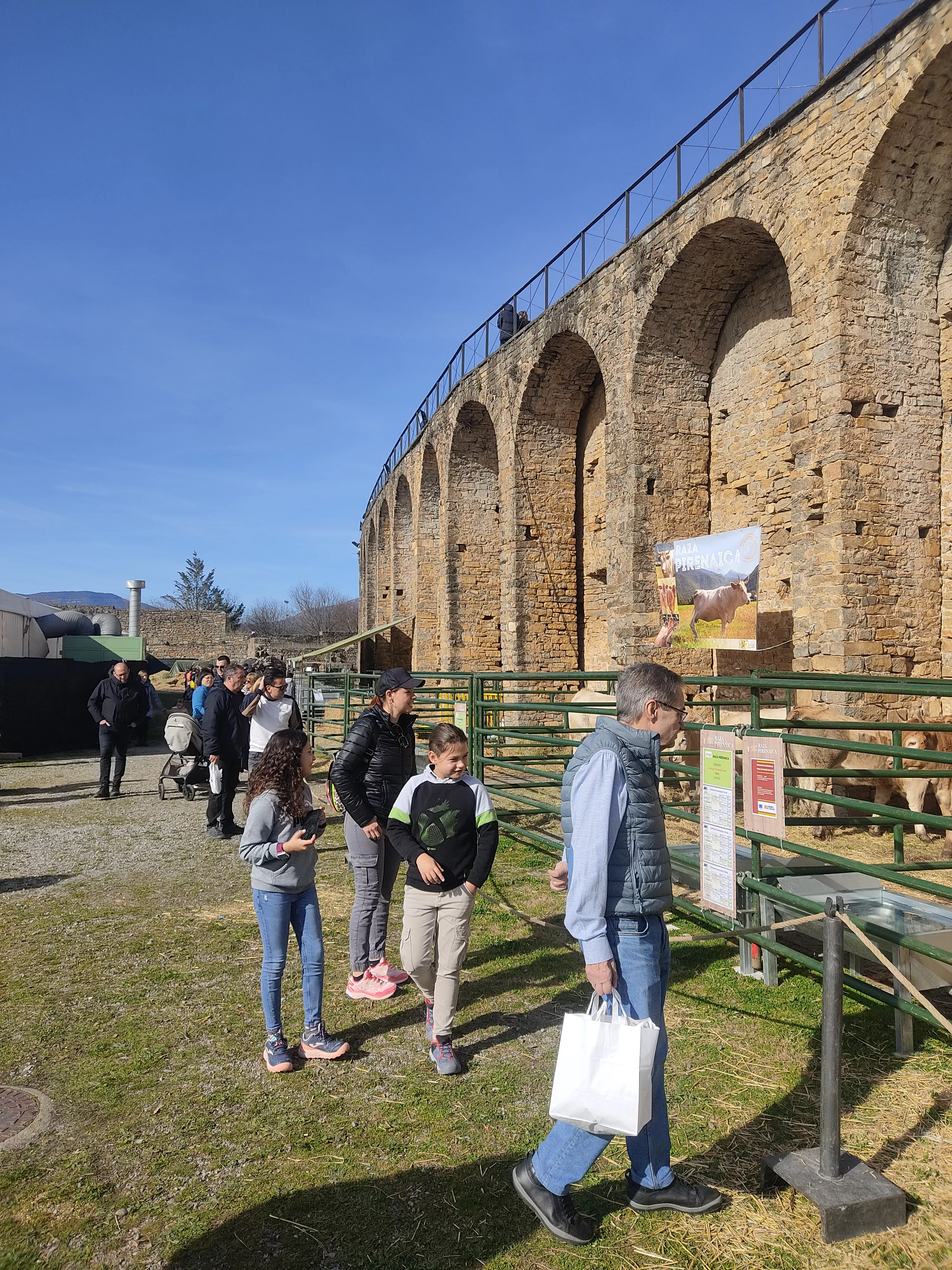 Visitantes en el patio del Castillo
