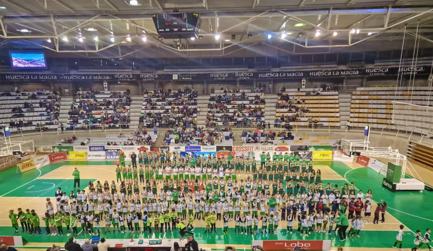 La cantera del club ha sido presentada al descanso del Lobe Huesca-Huelva Comercio Viridis.