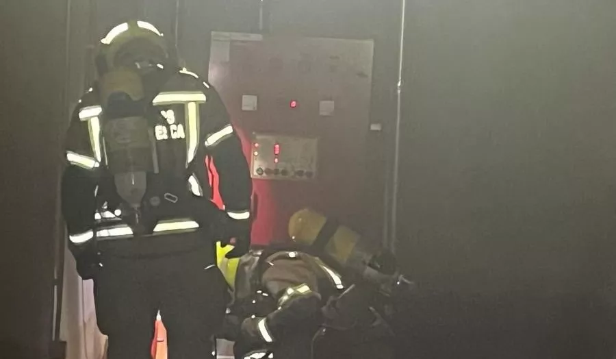 Bomberos en el local del sistema de calefacción del Olimpia