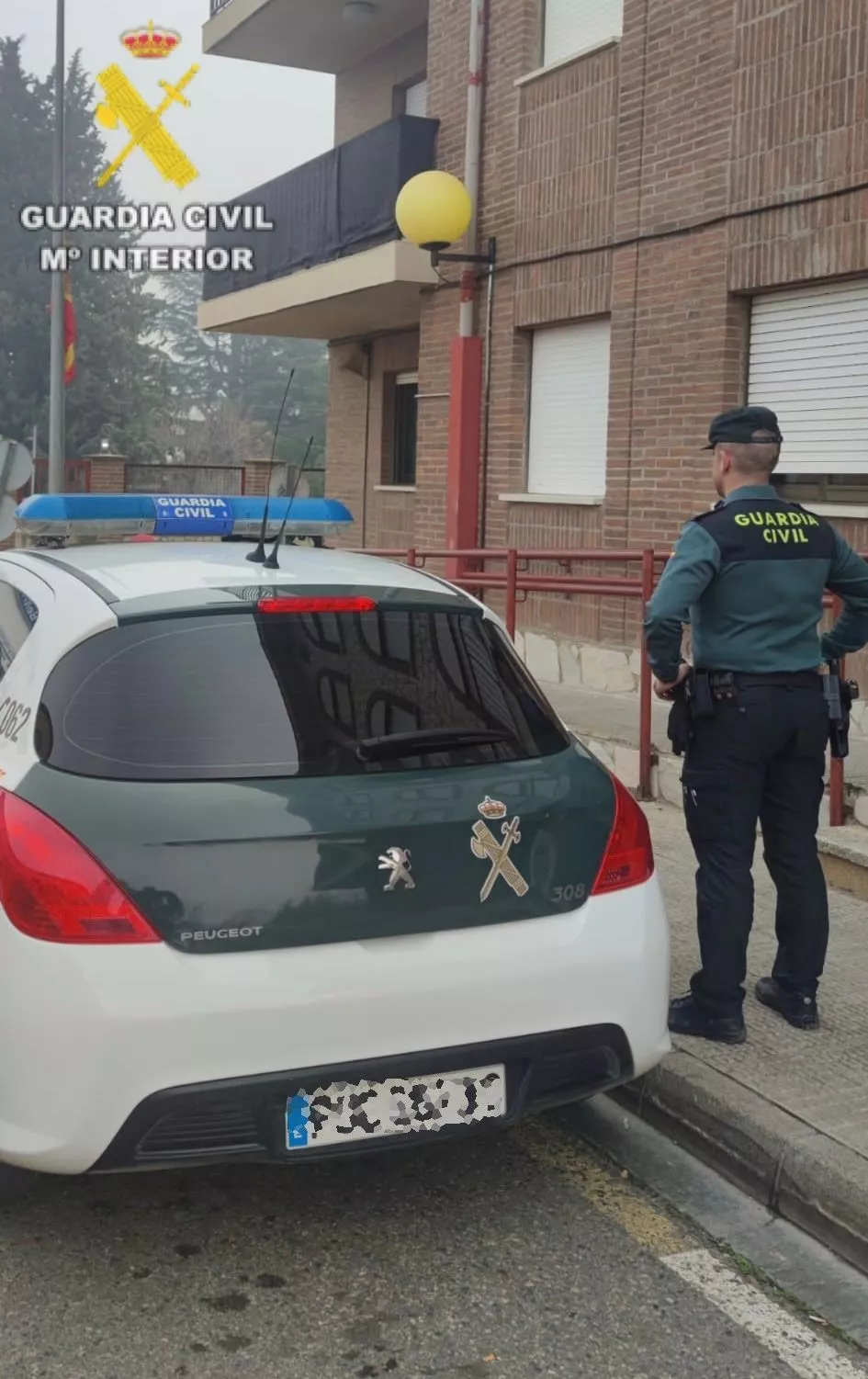 Agente de la Guardia Civil junto a la vivienda en Fraga