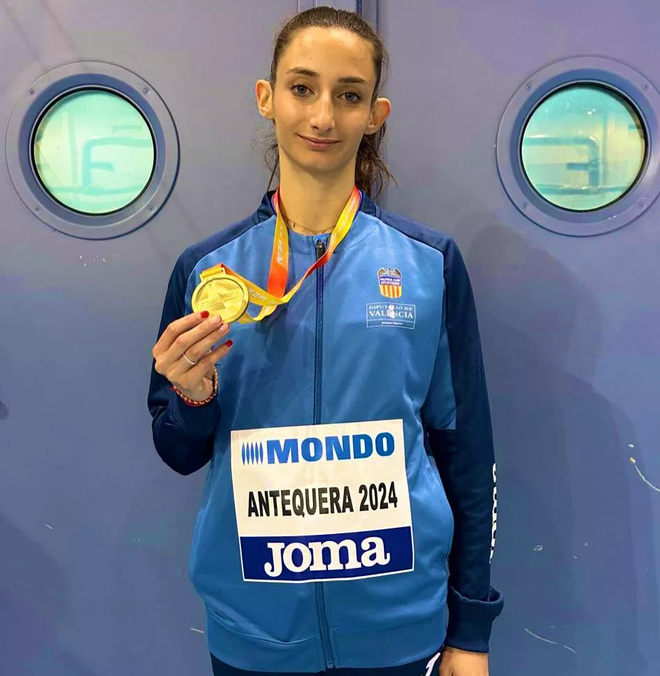 Elena Guiu con la medalla de oro
