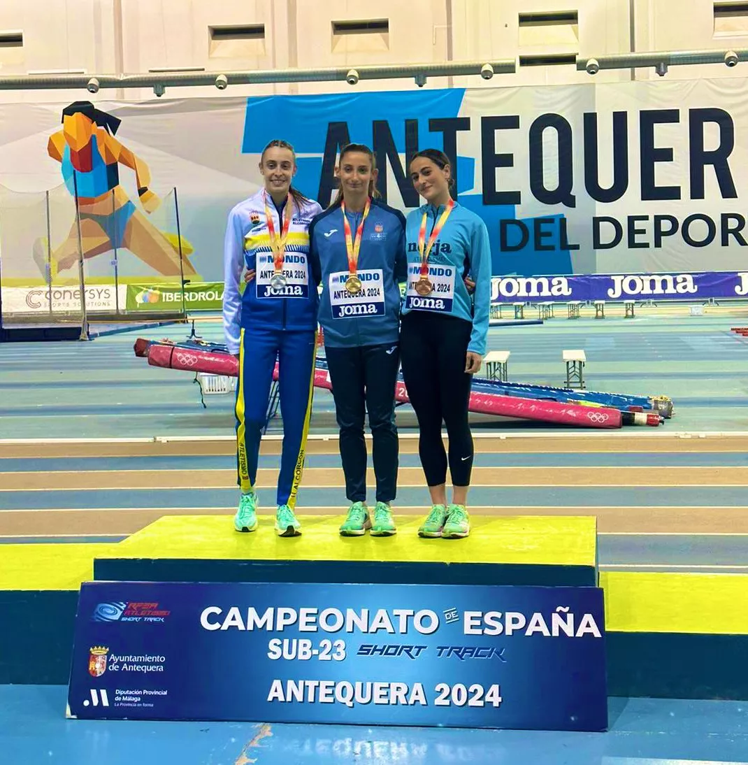 Guiu, con sus compañeras de podio