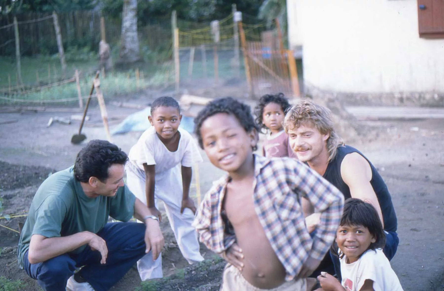 Marco Pascual y Ralf, con niños en Madagascar