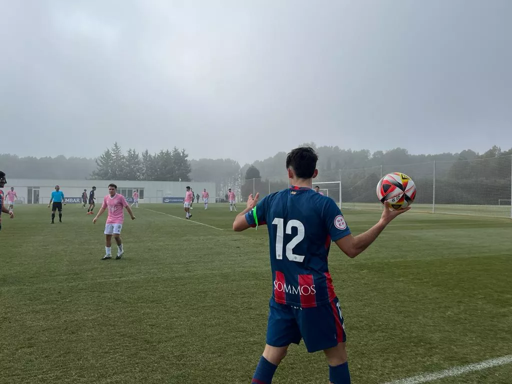 David Val, jugador del Huesca B, en el partido ante el Caspe en un saque de banda. Foto: A. Mora