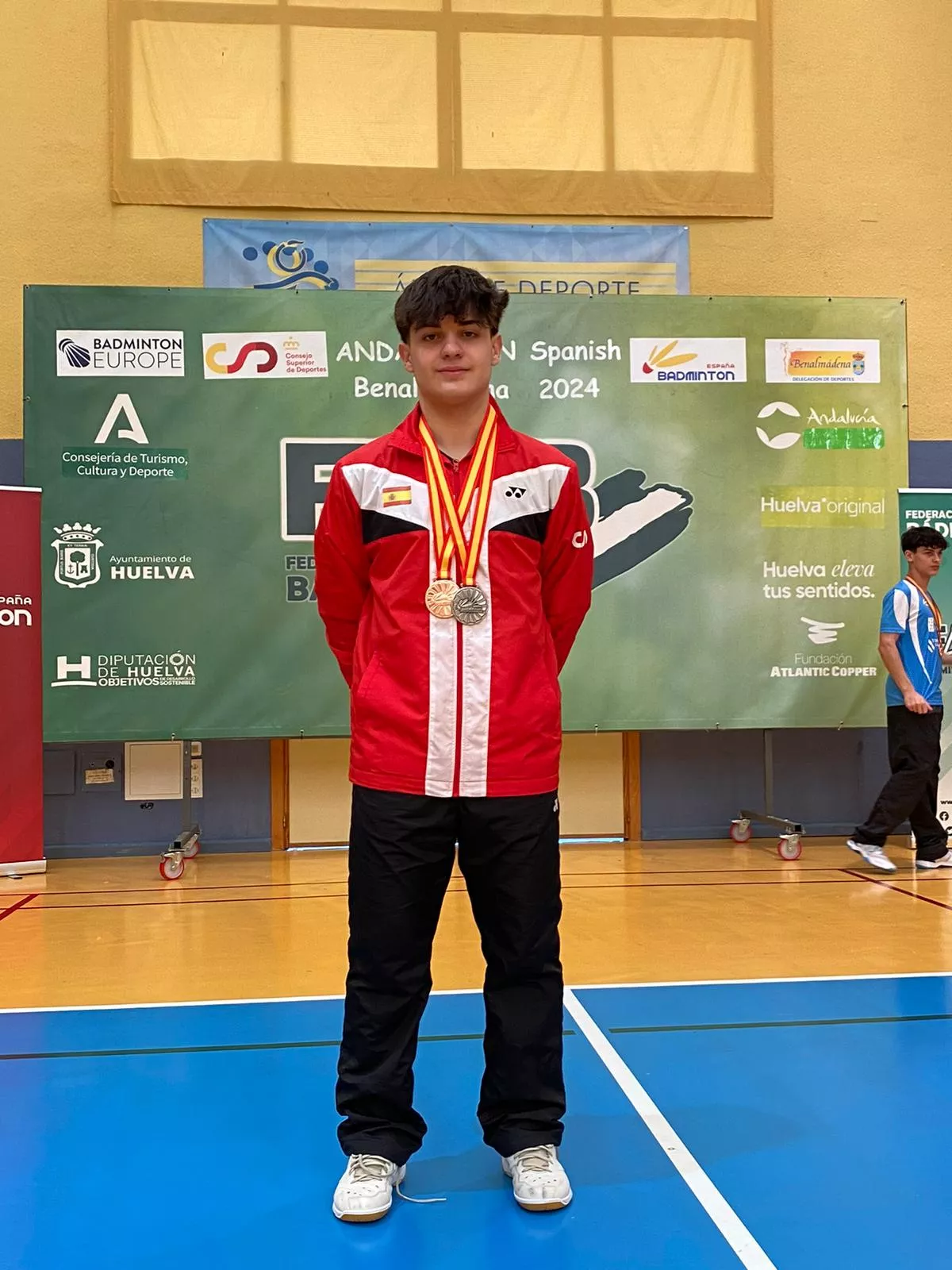 Gonzalo Isábal, con sus dos medallas de bronce y plata, en individual y dobles.