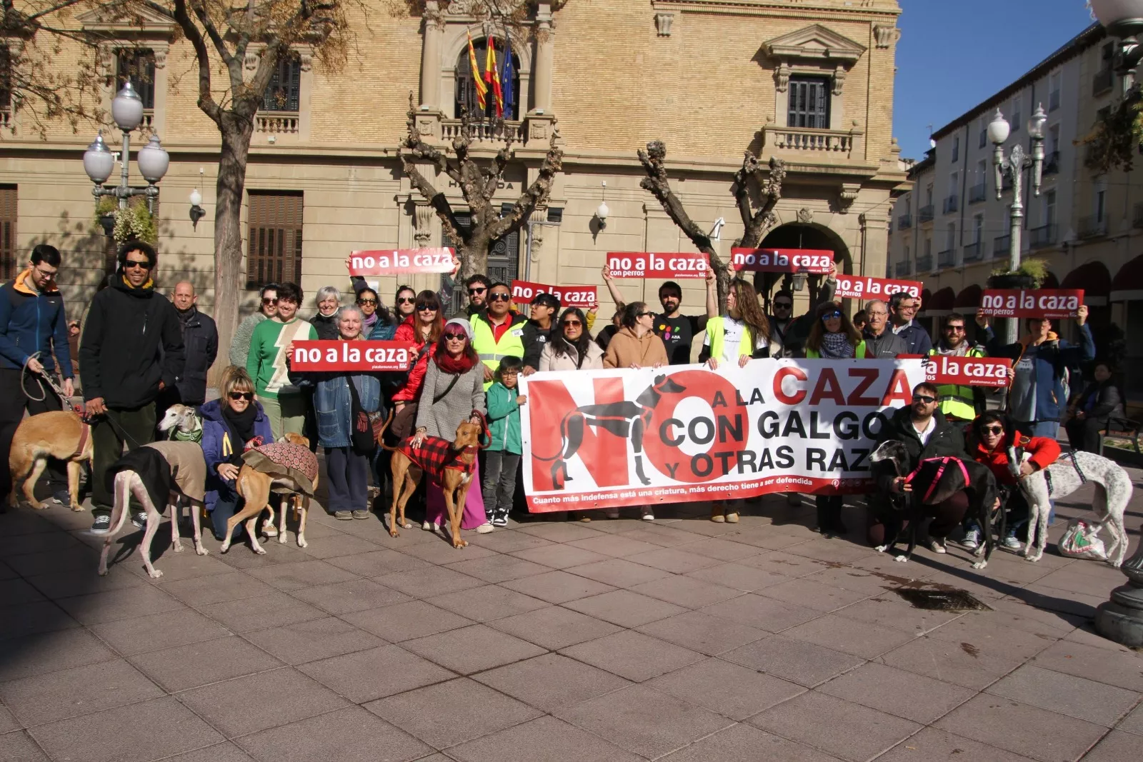 Concentración en Huesca de No a la Caza. Foto Carlos Neofato
