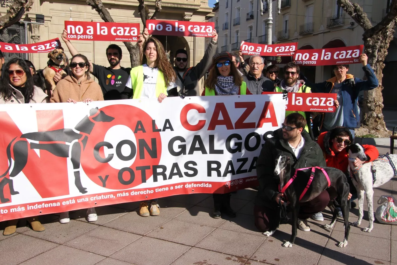 Concentración en Huesca de No a la Caza. Foto Carlos Neofato